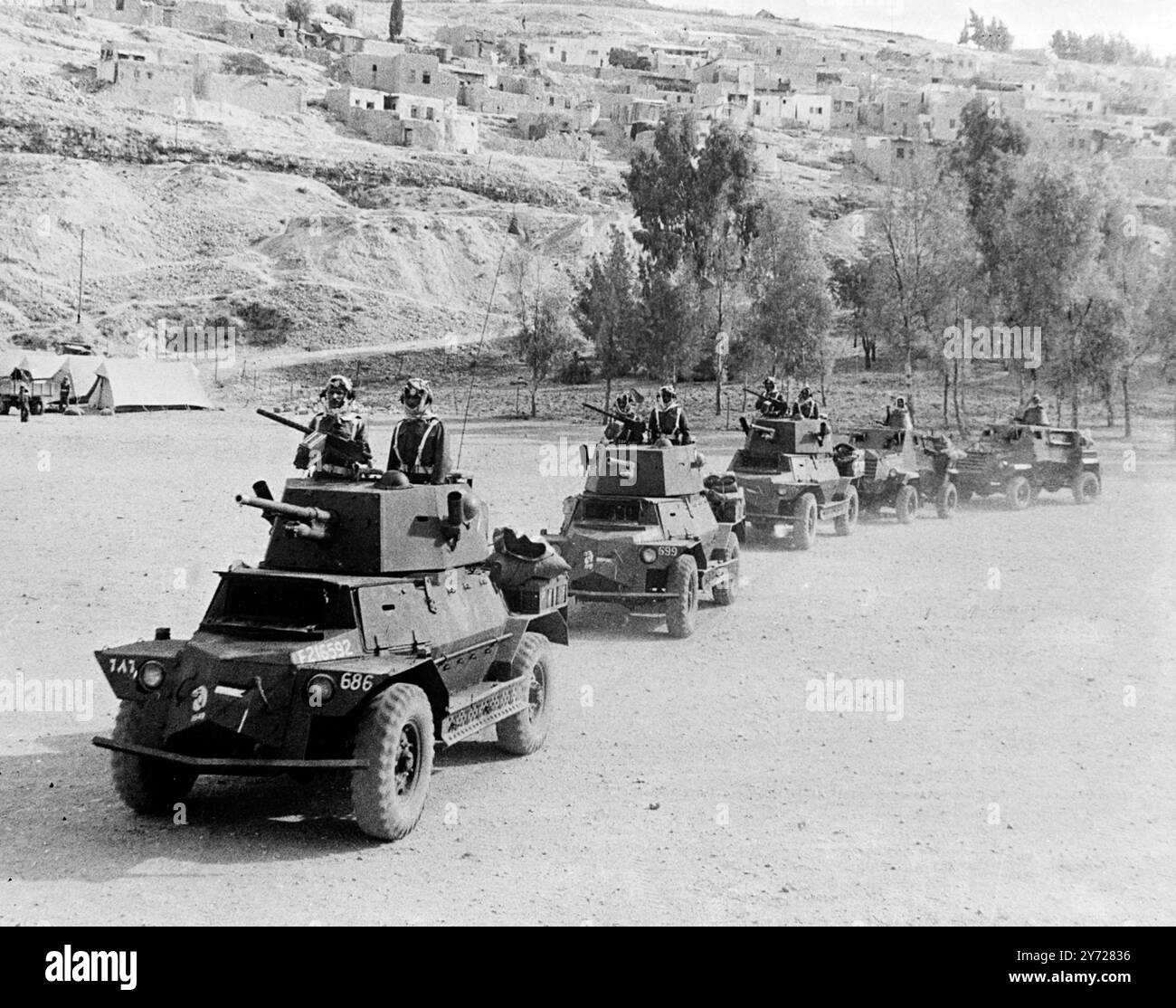 Les derniers rapports en provenance de Palestine , après la fin du mandat britannique hier soir à minuit , disent que les troupes égyptiennes et transjordaniennes ont envahi la Palestine, et que les troupes syriennes et libanaises sont prêtes à la frontière. Les invasions réelles signalées ont commencé plusieurs heures avant la fin du mandat britannique. Photo montre ; cette image montre les troupes de la légion arabe ' en mouvement ' dans des chars . 15 mai 1948 Banque D'Images