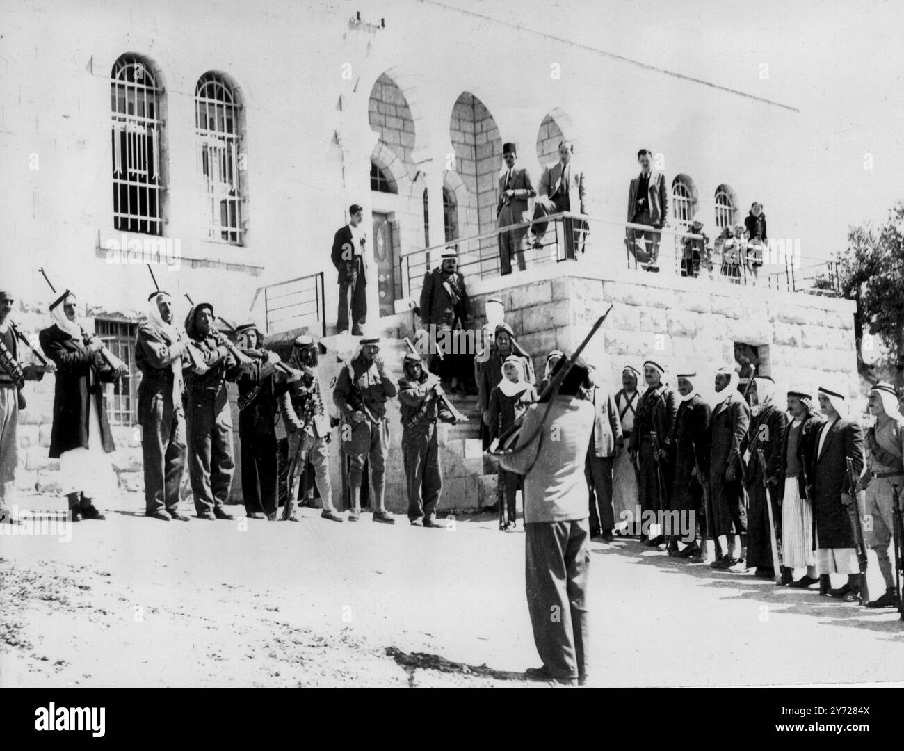 Alors que la bataille pour la Palestine se poursuit, les Arabes envoient de plus en plus de recrues qui sont entraînées et équipées à la hâte. Les dernières nouvelles indiquent que la vieille ville de Jérusalem a été capturée par la Légion arabe qui se prépare maintenant à un assaut contre les nouveaux quartiers de Jérusalem. Des recrues arabes sont entraînées à la hâte à un endroit inconnu pour se joindre à la bataille pour Jérusalem. 31 mai 1948 Banque D'Images