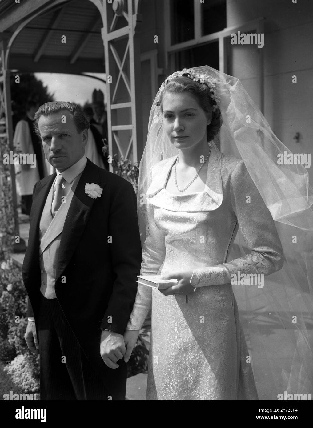 Alderbourne Manor - de style le «plus beau manoir géorgien en Angleterre» était le cadre charmant pour le mariage de son propriétaire, l'éditeur britannique Kenneth de Courcy à Miss Rosemary Baker . Le mariage dans la chapelle privée du manoir , près de Gerrrard's Cross , Buckinghamshire - a été dirigé par le Dr Eric Hamilton , doyen de Windsor , aumônier domestique du roi et registraire de l'ordre de la Jarretière. La mariée est la fille de M. H l S Baker de Co Roscommon Eire . 1er août 1950 Banque D'Images