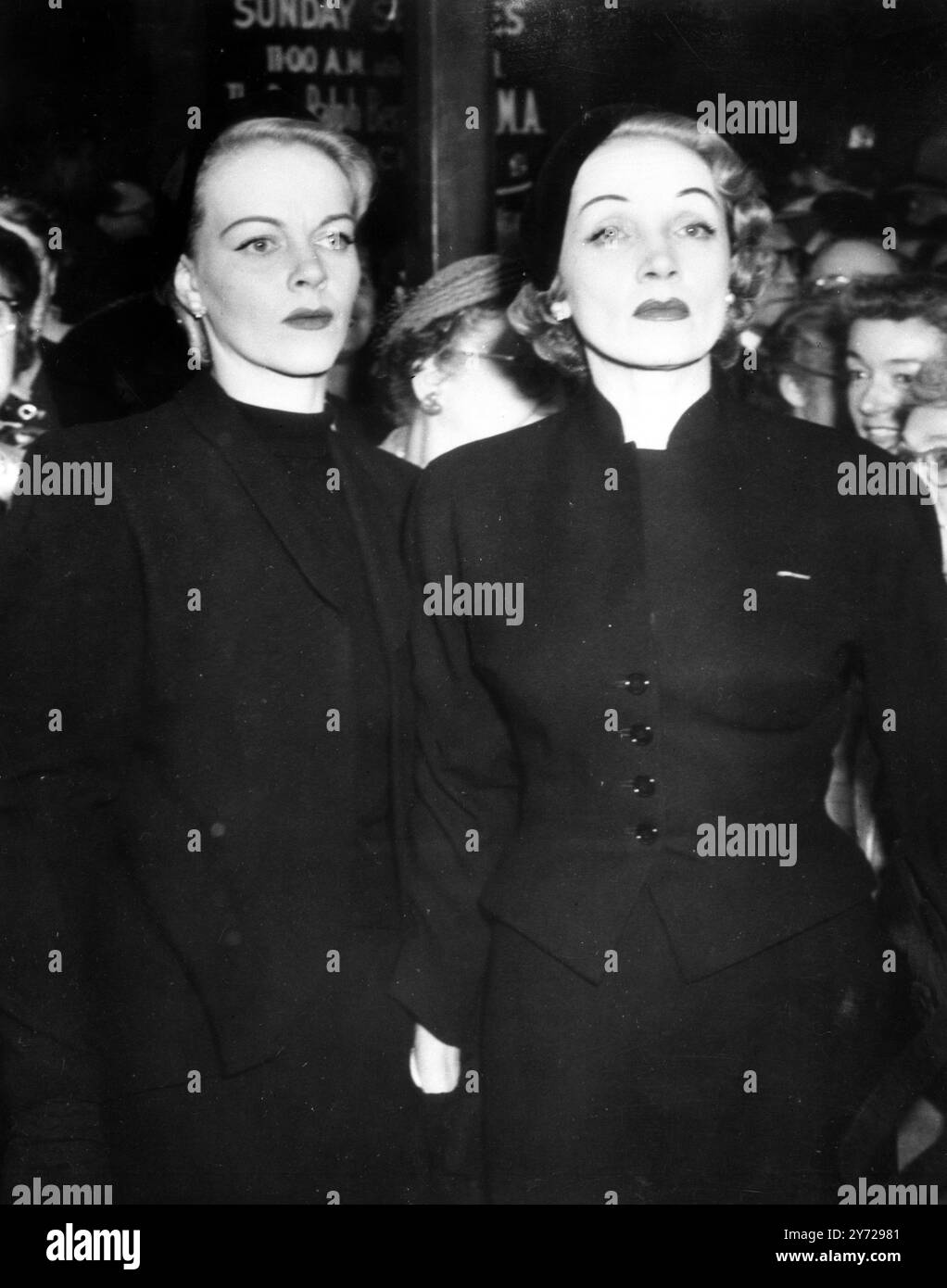 À l'église presbytérienne de la Cinquième Avenue pour les funérailles de la regrettée Gertrude Lawrence se trouvaient la star de cinéma Marlene Dietrich (à droite) et sa fille Maria Riva . Miss Dietrich et sa fille étaient parmi les 1 200 amis et admirateurs qui ont assisté au service de la star britannique de la comédie musicale qui était aussi populaire en Amérique que dans son propre pays. New York 11 septembre 1952 Banque D'Images