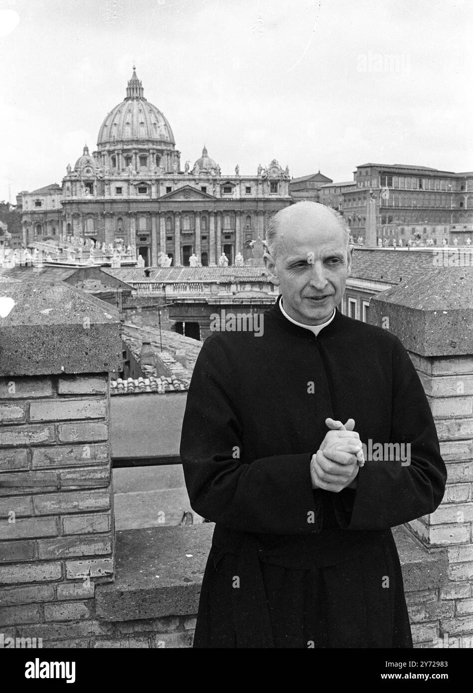 Né en espagnol, le Père Pedro Arrupe , le jésuite élu nouveau ' pape Noir ' , est représenté au Collège des jésuites à Rome . Le contexte est la basilique catholique romaine de Saint-Pierre. 23 mai 1965 Banque D'Images