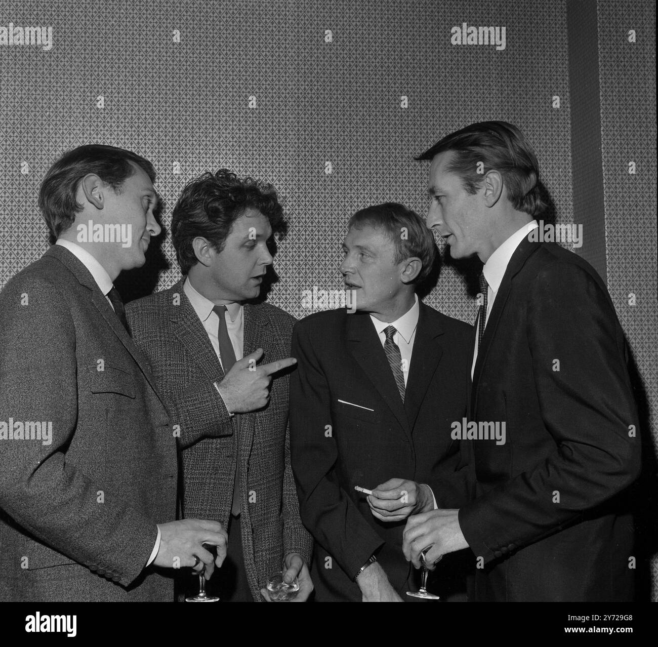 L'acteur John Stride de de la National Theatre Company offre des conseils aux autres acteurs sur la façon de jouer le rôle de Hamlet lors d'une réception au British Council . L'invité d'honneur était l'acteur russe Innokenti Smoktunovsky (2ème à gauche) qui joue Hamet dans la version écran soviétique . Les autres acteurs sont John Neville (à gauche) qui a joué le Prince dans la Old Vic Company et Richard Pascoe (à droite) qui doit jouer le rôle dans la production à venir de la Bristol Old Vic Company. 12 janvier 1965 Banque D'Images