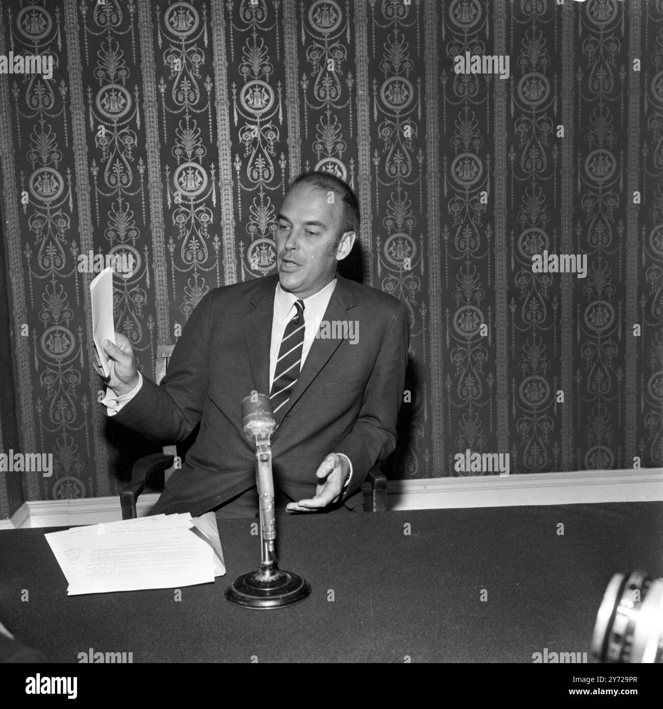 Robert Ellsworth qui a été nommé assistant spécial du président élu Richard Nixon lors d'une conférence de presse. Ellsworth est un ancien député républicain du Kansas du 27 novembre 1968 Banque D'Images