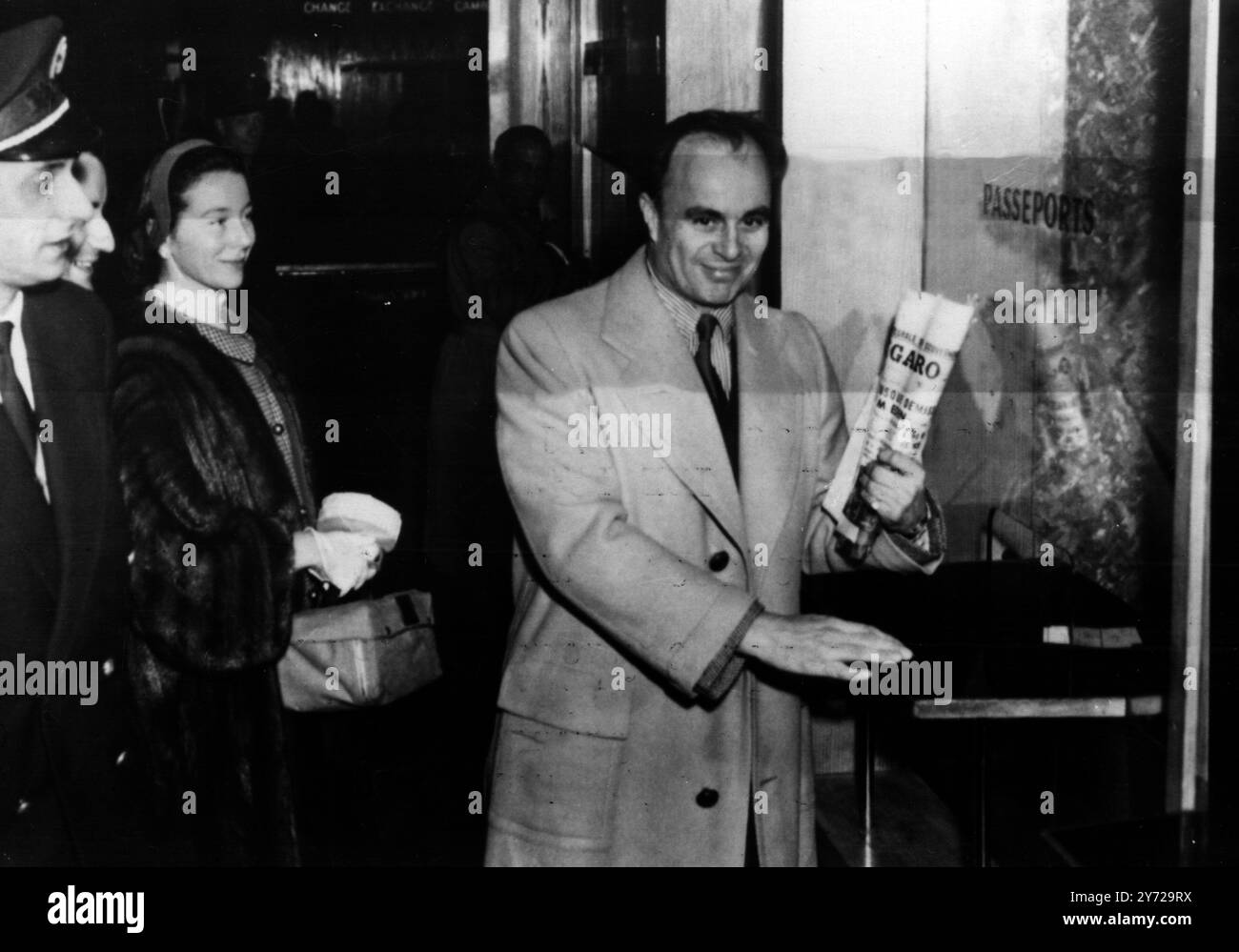 Aly Khan et Bettina , dont les noms ont été liés romantiquement , à l'aéroport d'Orly , Paris , avant de partir par avion pour Caracas , Venezuela . 10 janvier 1957 Banque D'Images