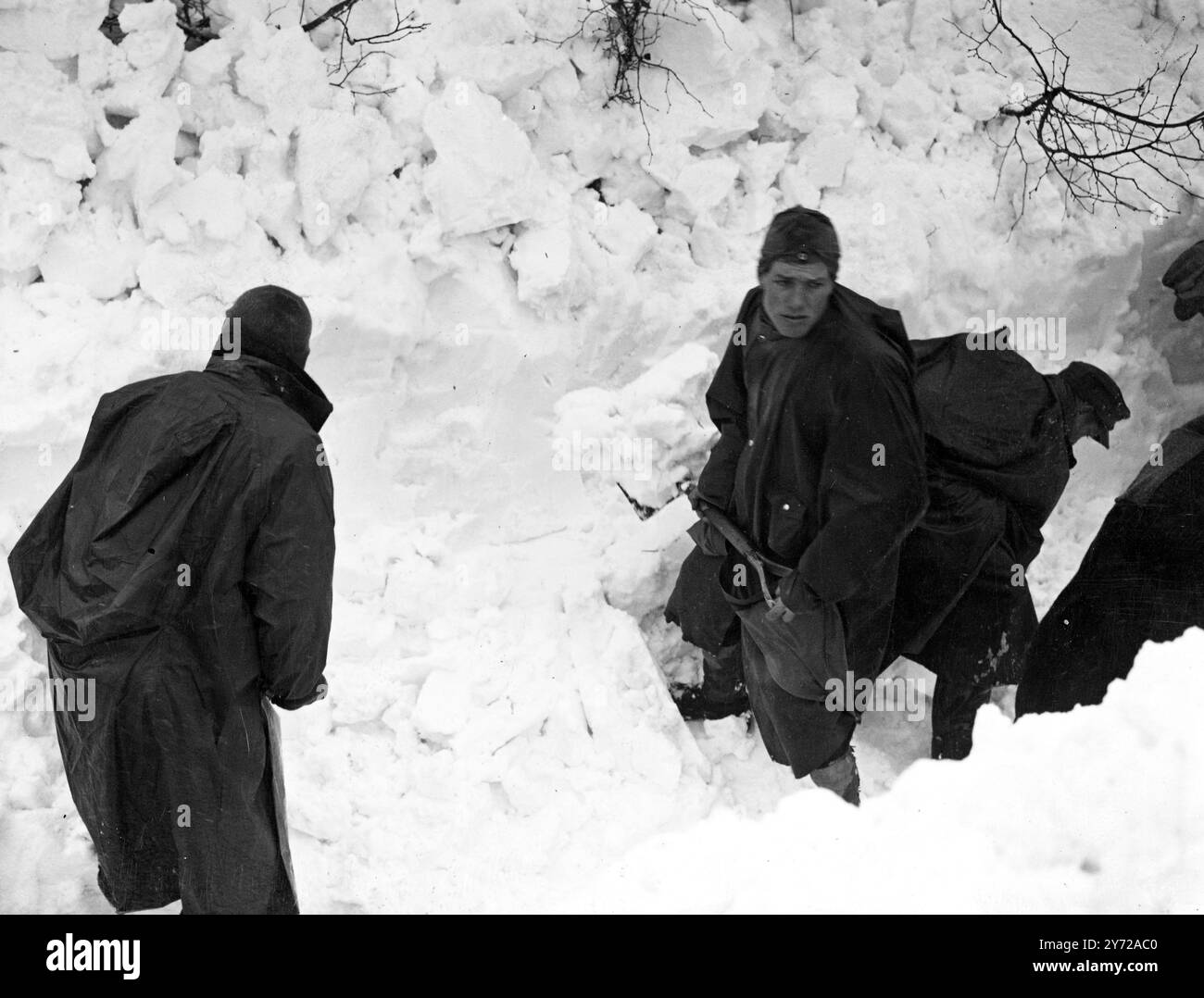 Les prisonniers allemands se frayaient un chemin à travers les dérives de neige de 8 et 10 pieds de profondeur aujourd'hui. Sur la route de Folkestone à Paddlesworth (kent), où les villageois sont isolés depuis vendredi. Un nouveau blizzard menace maintenant de défaire tout le travail qui a déjà été fait. 6 mars 1946 Banque D'Images Les prisonniers allemands se frayaient un chemin à travers les dérives de neige de 8 et 10 pieds de profondeur aujourd'hui. Sur la route de Folkestone à Paddlesworth (kent), où les villageois sont isolés depuis vendredi. Un nouveau blizzard menace maintenant de défaire tout le travail qui a déjà été fait. 6 mars 1946 Banque D'Images