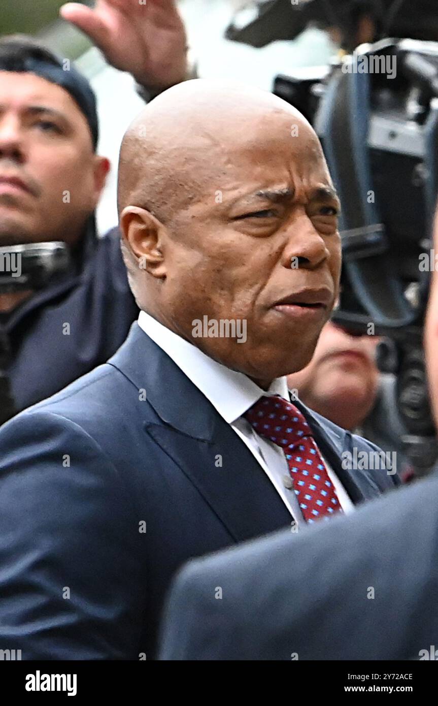 New York, États-Unis. 26 septembre 2024. Le maire de New York Eric Adams arrive à la cour fédérale de Manhattan pour sa mise en accusation le vendredi 27 septembre 2024. Le maire fait face à plusieurs accusations, y compris fraude télégraphique, corruption et réception de contributions d'un gouvernement étranger. Photo de Louis Lanzano/UPI crédit : UPI/Alamy Live News Banque D'Images