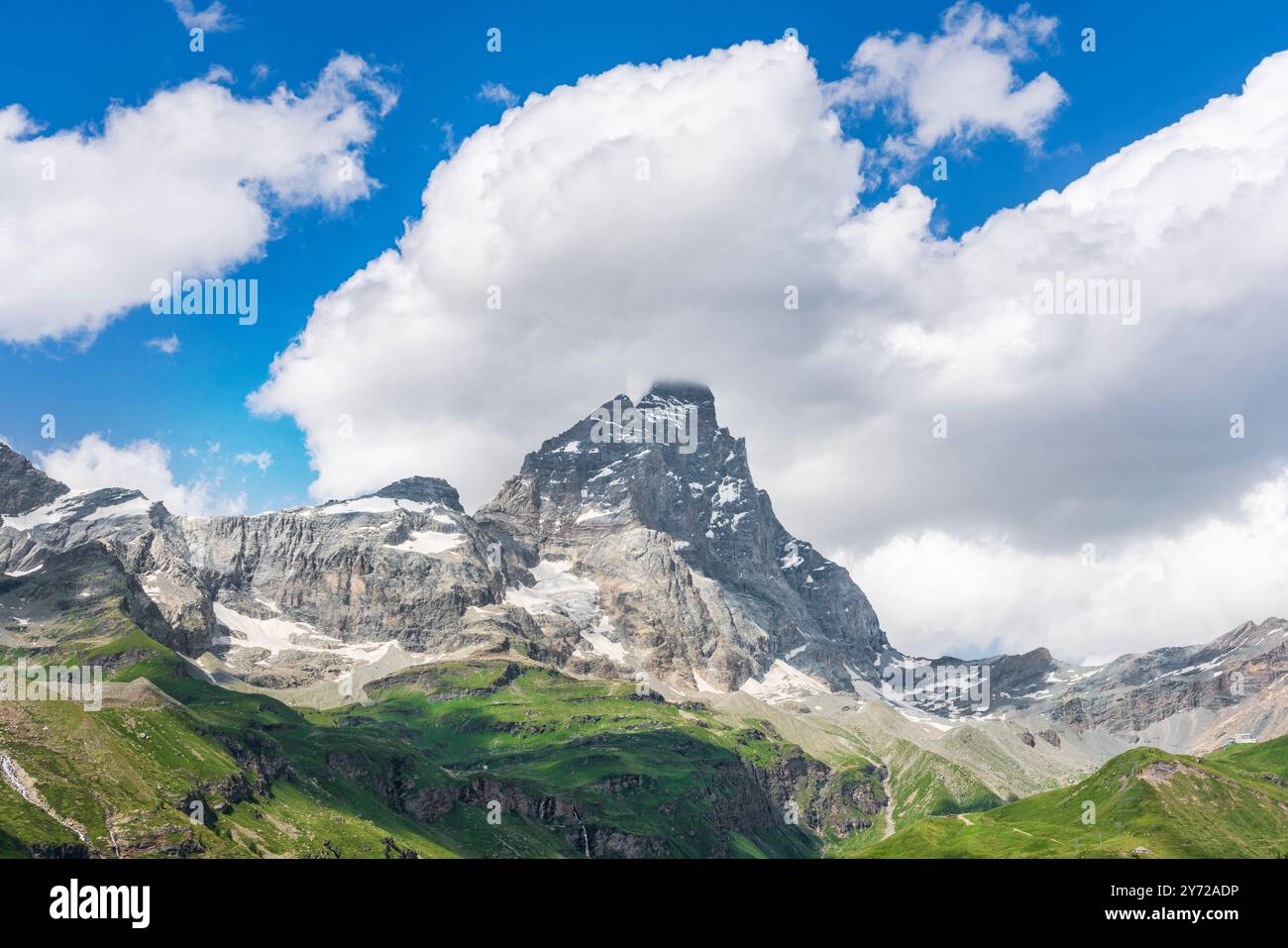 Vue sur la montagne Cervino (Cervino en italien) depuis Breuil Cervinia en été, paysage à Valtournenche, Vallée d'Aoste, Italie Banque D'Images