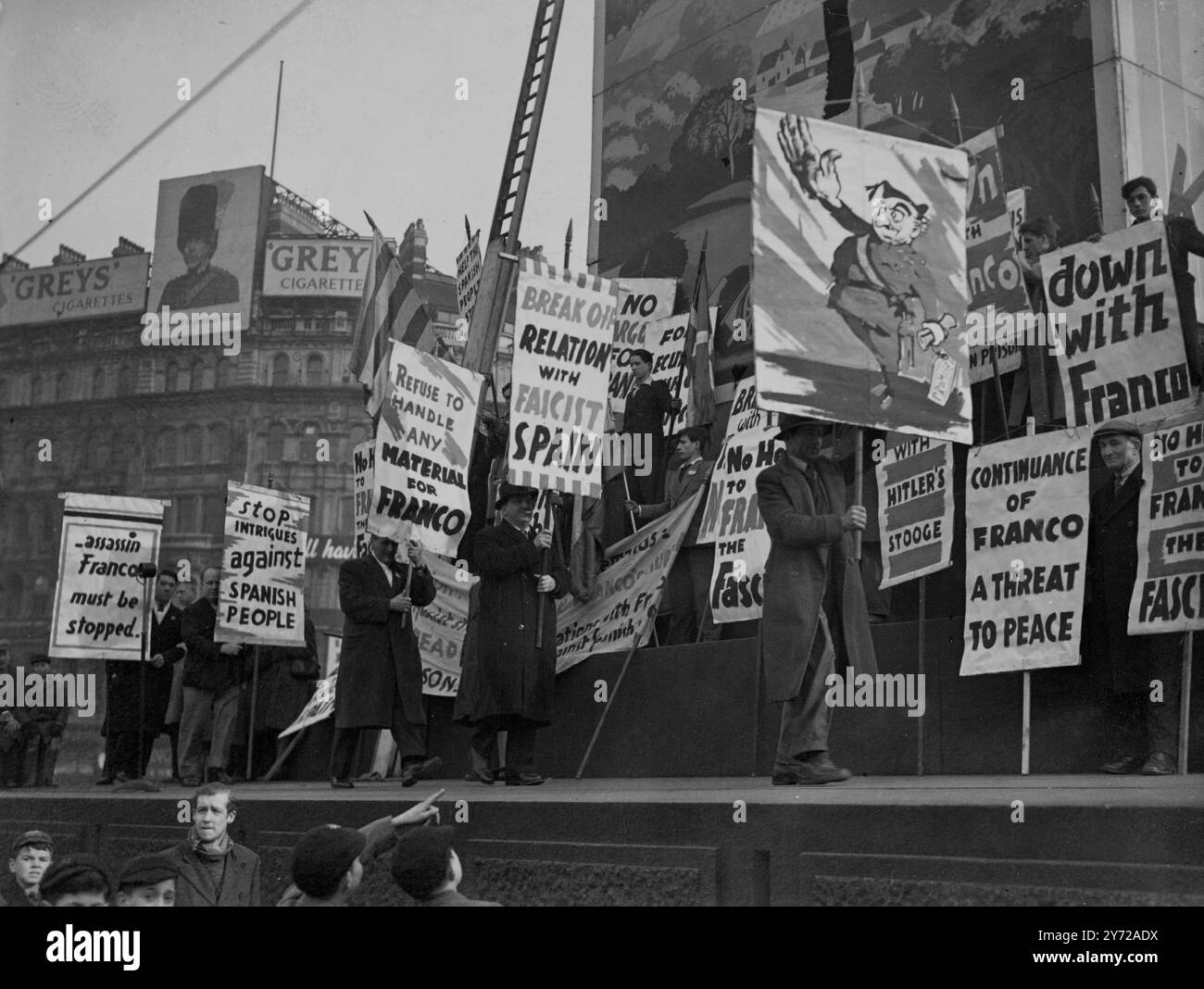 Manifestation anti-Franco à Trafalgar Square. Un rassemblement anti-Frank a a eu lieu cet après-midi des gens tenant des affiches sur la colonne de Nelson. 10 mars 1946 Banque D'Images