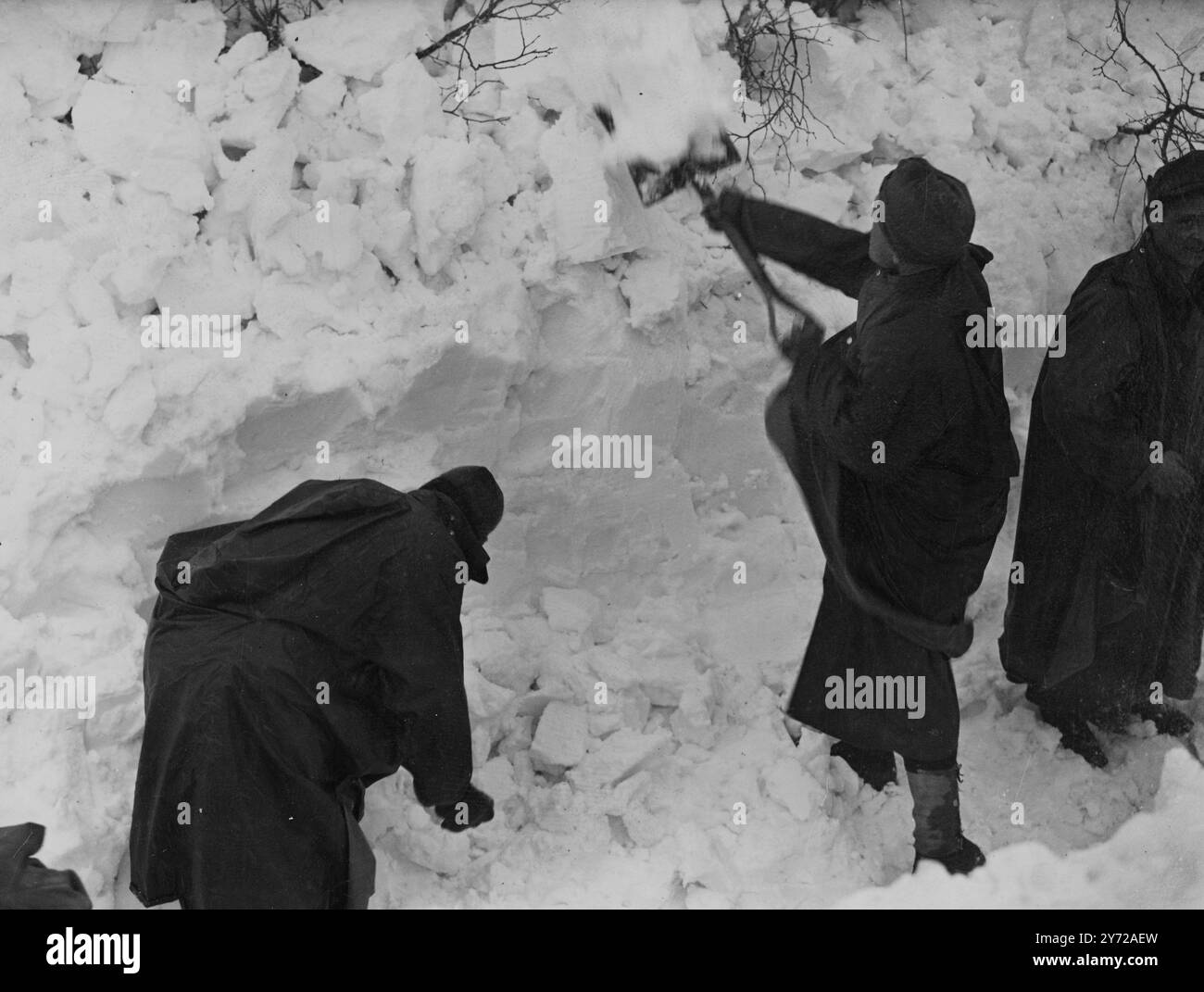 Les prisonniers allemands se frayaient un chemin à travers les dérives de neige de 8 et 10 pieds de profondeur aujourd'hui. Sur la route de Folkestone à Paddlesworth (kent), où les villageois sont isolés depuis vendredi. Un nouveau blizzard menace maintenant de défaire tout le travail qui a déjà été fait. 6 mars 1946 Banque D'Images Les prisonniers allemands se frayaient un chemin à travers les dérives de neige de 8 et 10 pieds de profondeur aujourd'hui. Sur la route de Folkestone à Paddlesworth (kent), où les villageois sont isolés depuis vendredi. Un nouveau blizzard menace maintenant de défaire tout le travail qui a déjà été fait. 6 mars 1946 Banque D'Images