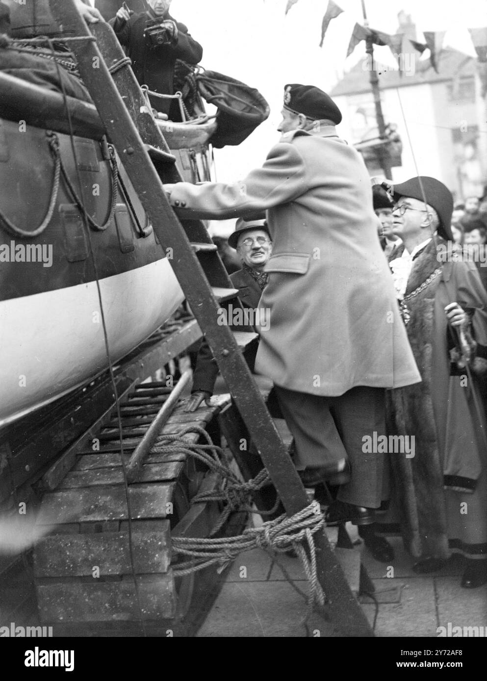 Lorsque le vicomte Montgomery d'Alamein a reçu la liberté de Hastings aujourd'hui, il est également devenu membre du célèbre Winkle club, dans lequel il a été initié par les pêcheurs locaux. 8 mars 1946 Banque D'Images