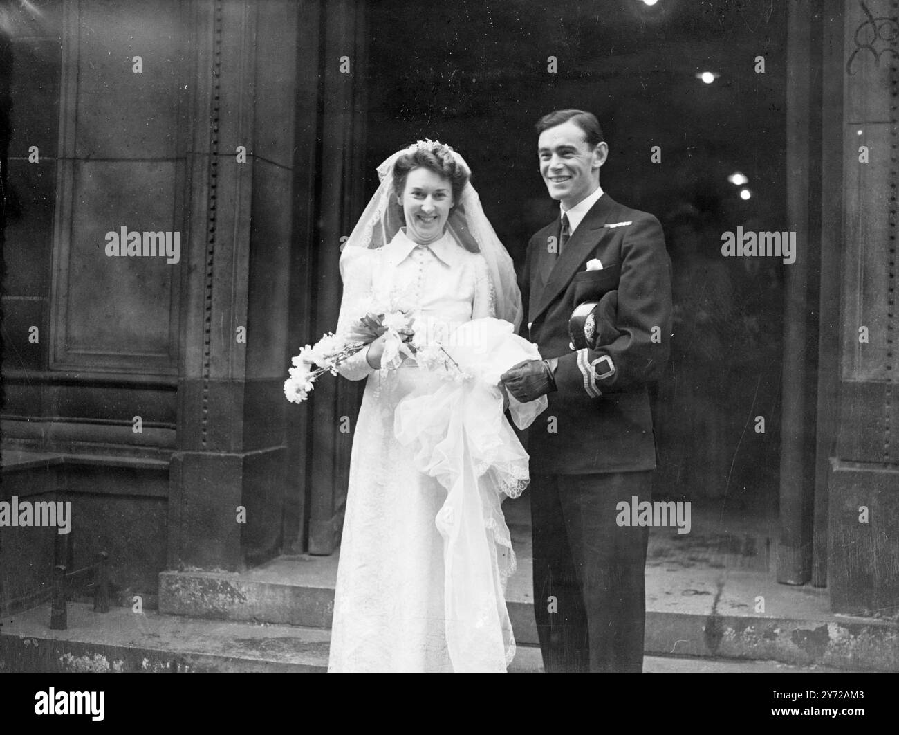 Le mariage a eu lieu aujourd'hui à la cathédrale de Westminster aujourd'hui entre Walter Barrett 3ème fils de M. et Mme Whiston d'Édimbourg et Gwen Maria, fille aînée de m. et mme J. BTillott de Westminster. 27 février 1946 Banque D'Images