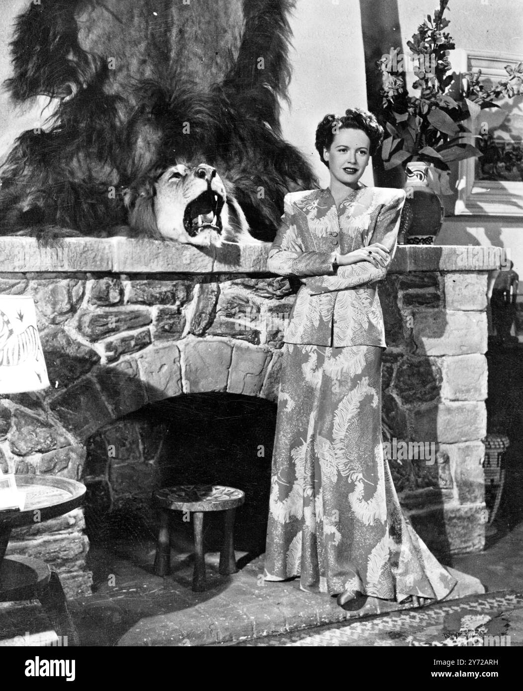 Phyllis Calvert, star de cinéma britannique, a signé un contrat de cinq ans avec Paramount studios, pour qui son premier film sera "Make You a fine Wife", elle prévoit de retourner bientôt en Angleterre. Photographiée ici dans une robe de table « hors service » de lame violette de Parme exotique, tissée avec des fils d'or et d'argent, mettant ses cheveux rouge-or à la perfection. Coupée sur des lignes sévèrement simples, la veste se fixe avec des boutons auto, et la jupe longue, légèrement plissée à l'arrière et tombe dans un effet semi-train. 3 janvier 1947 Banque D'Images
