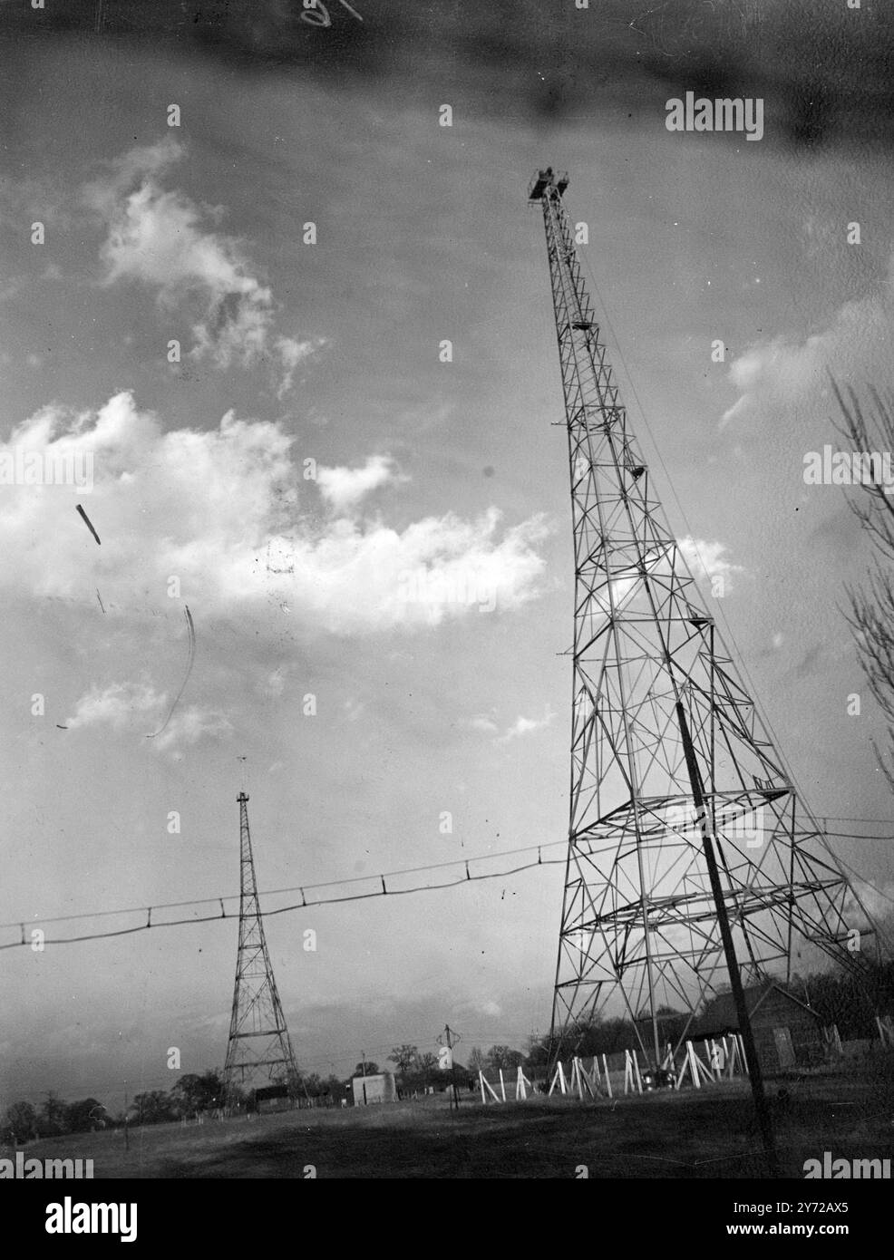 La grande antenne B.B.C à Brookman's Park, Hatfield a été abattue par le vent aujourd'hui et le Light Programme a été réduit au silence pendant plus de cinq heures. 23 février 1946 Banque D'Images