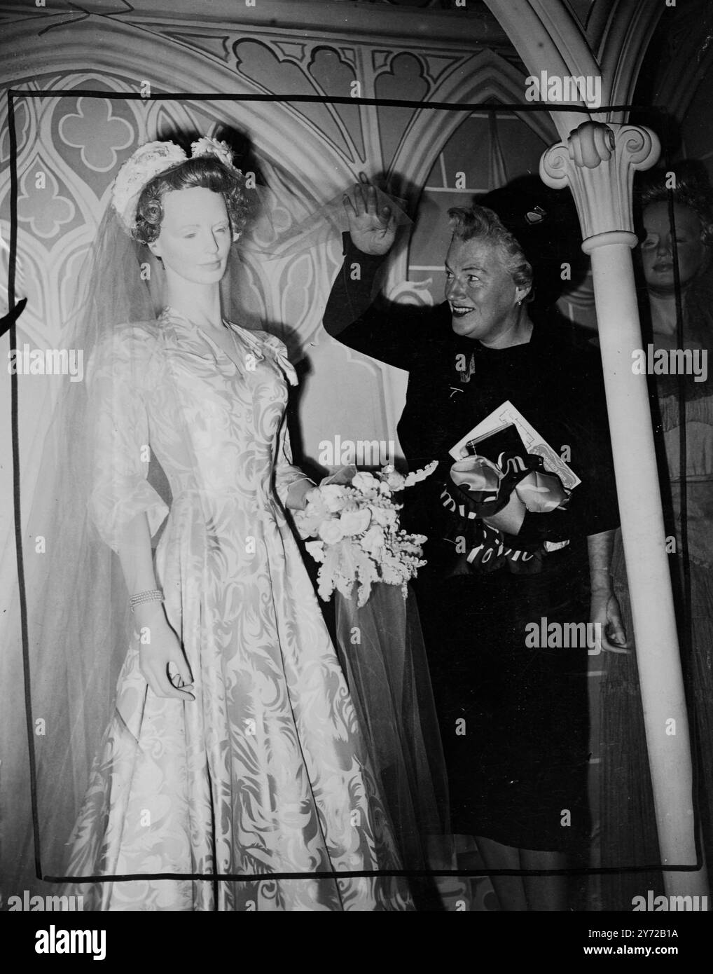 Pour son petit tiroir du bas. Gracie Fields regarde sous le voile d'une « mariée rougissante » tout en visitant la foire des femmes et une exposition au Dorland Hall, Lower Regent Street, cet après-midi (mardi). 11 novembre 1947, Banque D'Images