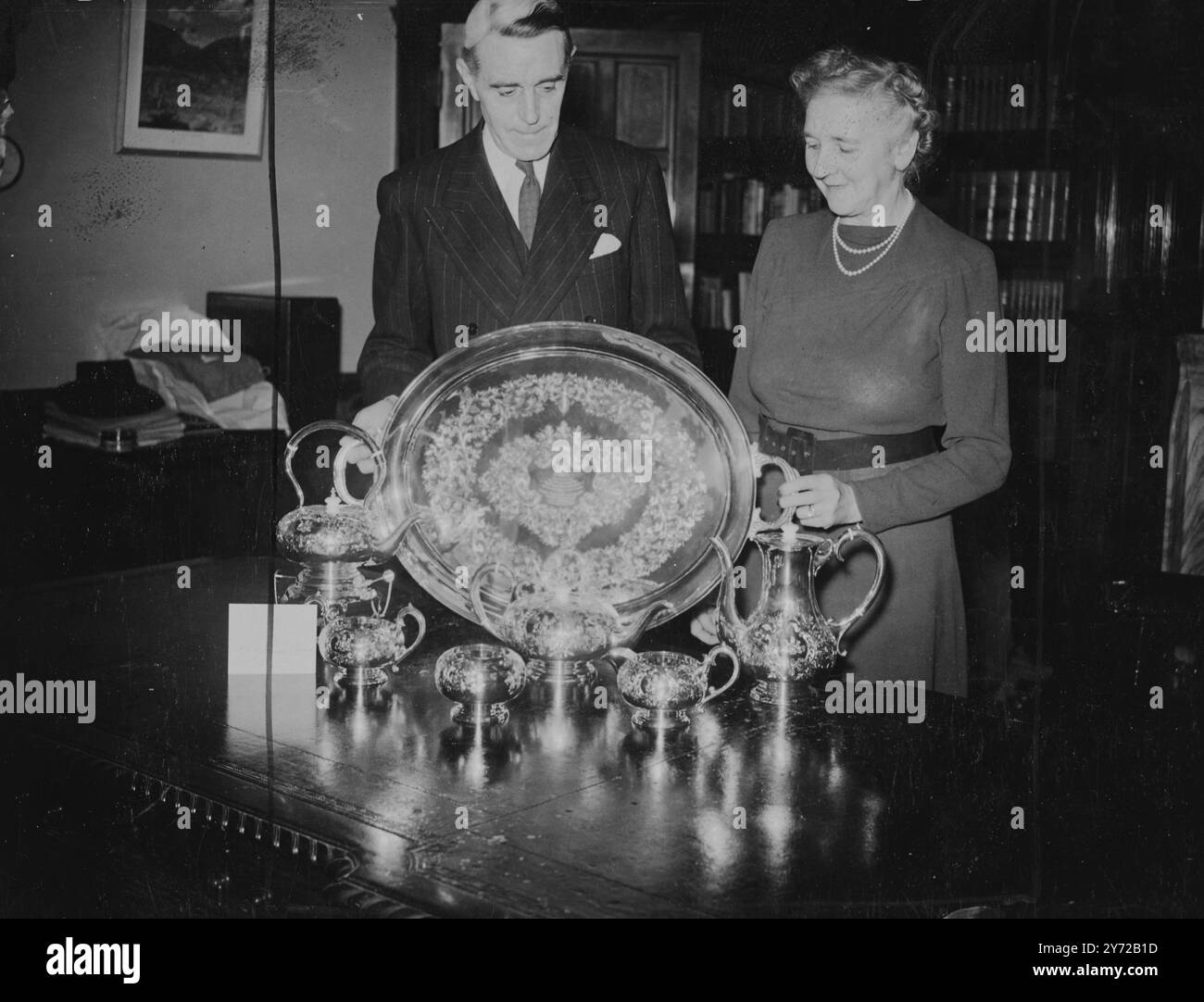 Cadeau de mariage de Colombie-Britannique. Un service de thé en sept pièces en argent sterling fabriqué au Canada à partir d'argent produit par la Consolidated Mining and Smelting Company of Canada Ltd, à Trial (Colombie-Britannique), a été envoyé en Angleterre par le premier ministre, l'honorable John Hart, au nom du peuple et du gouvernement de la province, en cadeau de mariage à H R H Princess Elizabeth et au lieutenant Philip Mountbatten R.N. le dessin est une réplique d'un service à thé de 1720, et la crête de la province est gravée sur chaque pièce. Une inscription enregistrant l'occasion est gravée sur le plateau. Expositions de photos, M. William Alexand Banque D'Images