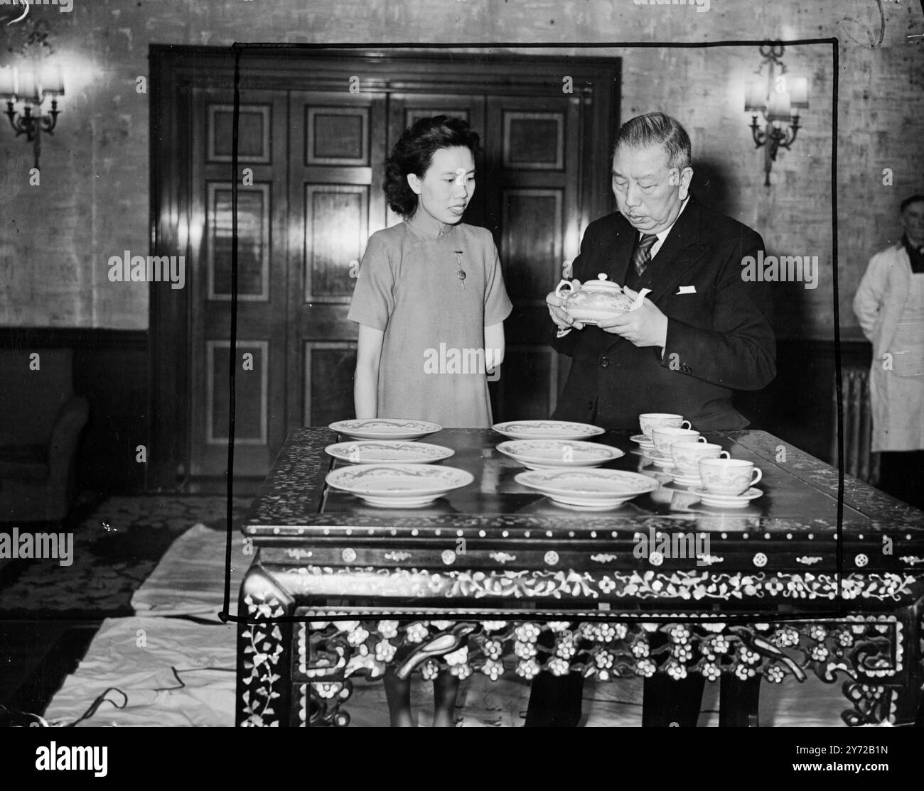 Le cadeau de la Chine au couple royal. Le gouvernement chinois a présenté à la princesse Elizabeth et au lieutenant Philip Mountbatten R. N, à l'occasion de leur prochain mariage, une robe de mariée en soie chinoise dans une boîte en teck sculptée, une caisse de thé chinois et environ 200 morceaux de menton exquis, portant les initiales du président Chang Kai Shek, et fabriqué à Ching-Ta sous la supervision de l'école provinciale de céramique de Kiangsi. Le dessin est deux dragons impériaux à cinq griffes sur le bord des pièces, avec des caractères chinois, signifiant bonheur et bonheur. Les couleurs incluent bleu, violet, jaune, Li Banque D'Images