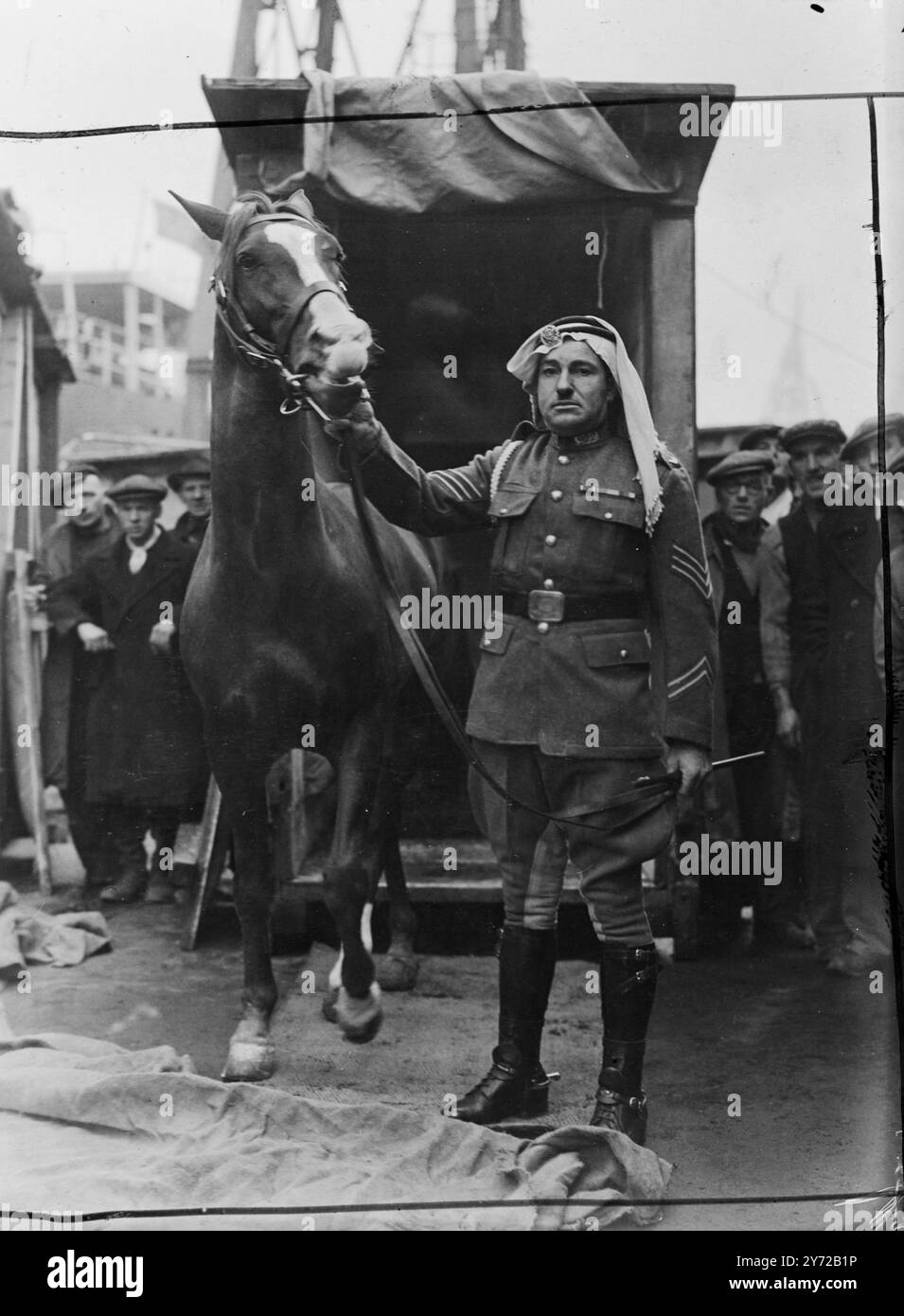 Chevaux arabes pour sa Majesté. Une paire de chevaux arabes très animés, l'étalon châtaignier et une jument grise, présentés à H M le Roi par l'émir Abdullah de TRANS Jordan, ont été déchargés au Royal Albert Dock, Londres, ce matin (samedi). Ils sont en charge d'un sergent et d'un Askari, de la Légion arabe. En photo, portant la coiffe colorée de la Légion arabe, le Sgt Tofig Gousssous photographié avec un des chevaux arabes au Royal Albert Dock ce matin (samedi). 15 November1947 . Banque D'Images