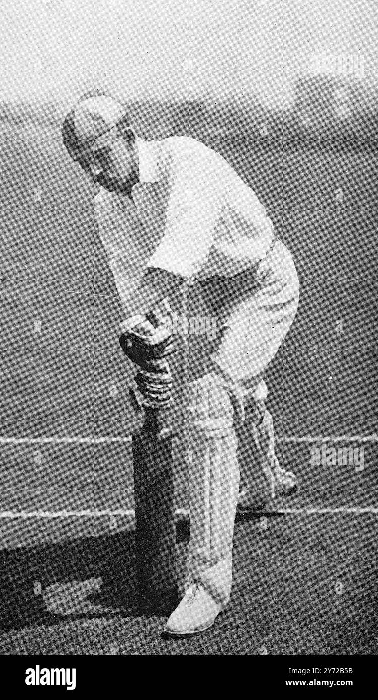 Archive photo sportive : Batting : L. C. H. Palairet jouant sur la défensive (Lionel Charles Hamilton Palairet qui a joué pour l'Université d'Oxford et Somerset et, plus tard, en Angleterre). Cette photographie est tirée d'une série de tirages photographiques de joueurs de cricket de l'époque victorienne. Ils ont été publiés en 1897. Beaucoup apparaissent posés, à des fins d'instruction. Banque D'Images