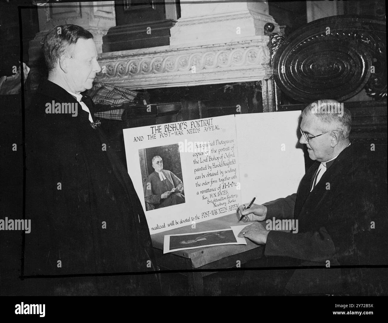 Cadeau d'anniversaire pour l'évêque d'Oxford. L'évêque d'Oxford signe des reproductions du portrait, qui est de Harold Knight, R a, à l'aide d'Oxford. Appel d'après-guerre. 5 Novmber 1947 Banque D'Images