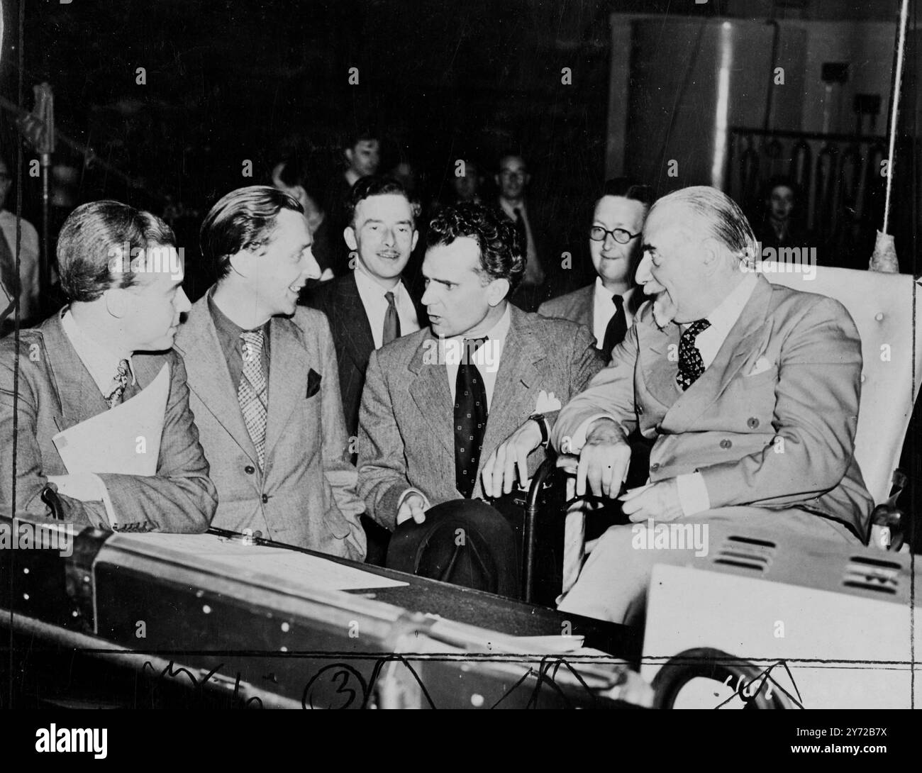 Donc, Sir Thomas était charmant. L'orchestre philharmonique royal. Le grand homme est tout sourire. L'acteur Marius Goring, le compositeur Brian Easdale, le mixeur Ted Drake, l'acteur Esmond Knight, la supervision du recordiste musical Desmond Dew et Sir Thomas Beccham plaisent à la tribune des chefs d'orchestre. Banque D'Images
