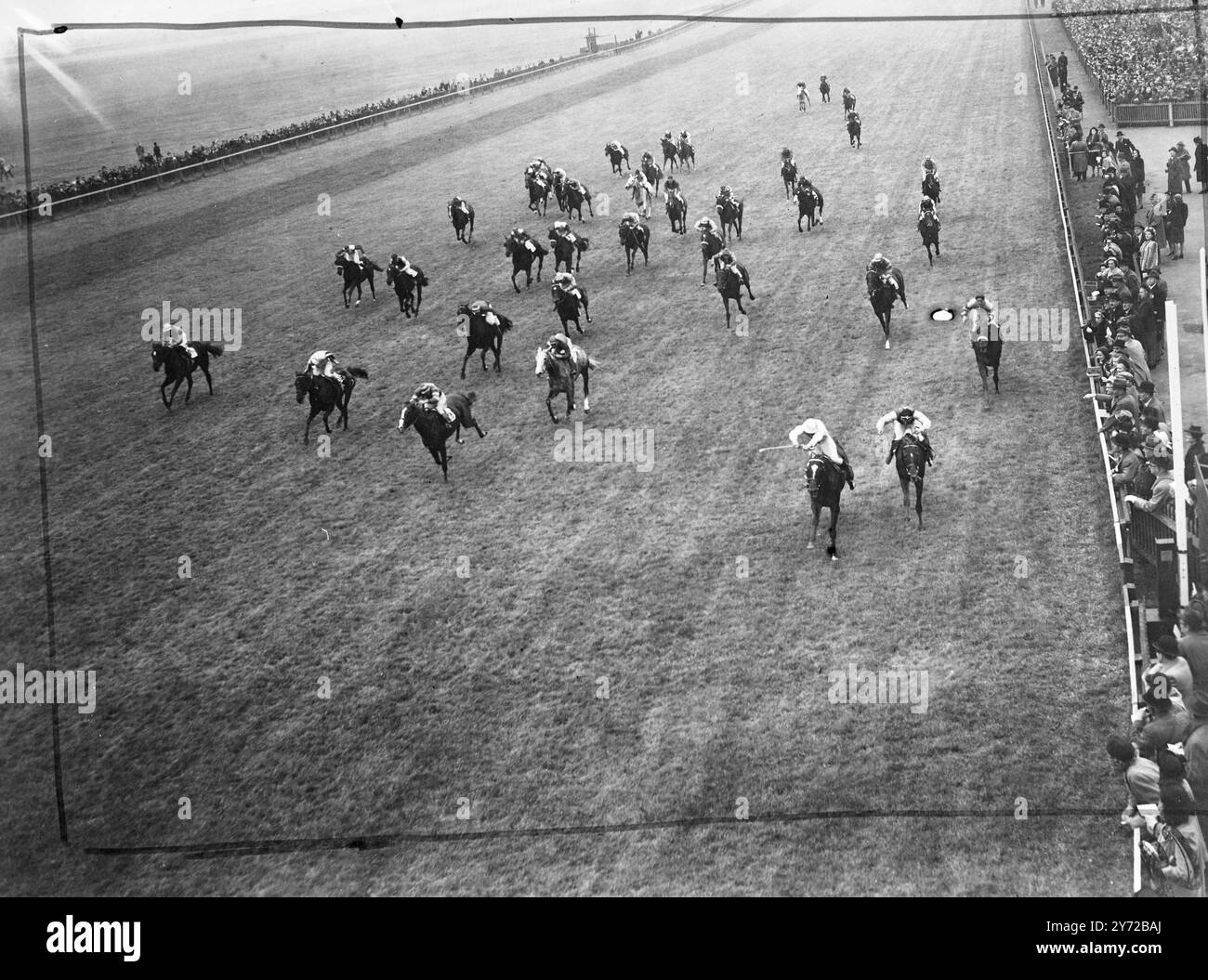 Fairey Fulmar remporte le Cambridgeshire. Fairey Fulmar, âgé de quatre ans, de Mr G A Tachmindji, brillamment monté par l'apprenti T Gosling, a remporté 828-1 victoires dans les Cambridgeshire handicap Stakes, couru sur 1 mile, 1 furlong à Newmarket aujourd'hui (mercredi). Joan's Star de Mr W H Cockerline, avec P Maher en selle, a terminé deuxième avec 100 à 1. La troisième place a été prise par Doug Smith, monté par Mr a a Jacksons Admirals Yarm, qui a commencé à 33 contre 1. Photos montrant, se battant à l'arrivée, Gosling (à gauche) et Maher obtiennent la dernière once de vitesse de leurs montures alors qu'ils approchent du poteau dans le Cambridgeshire handicap Banque D'Images