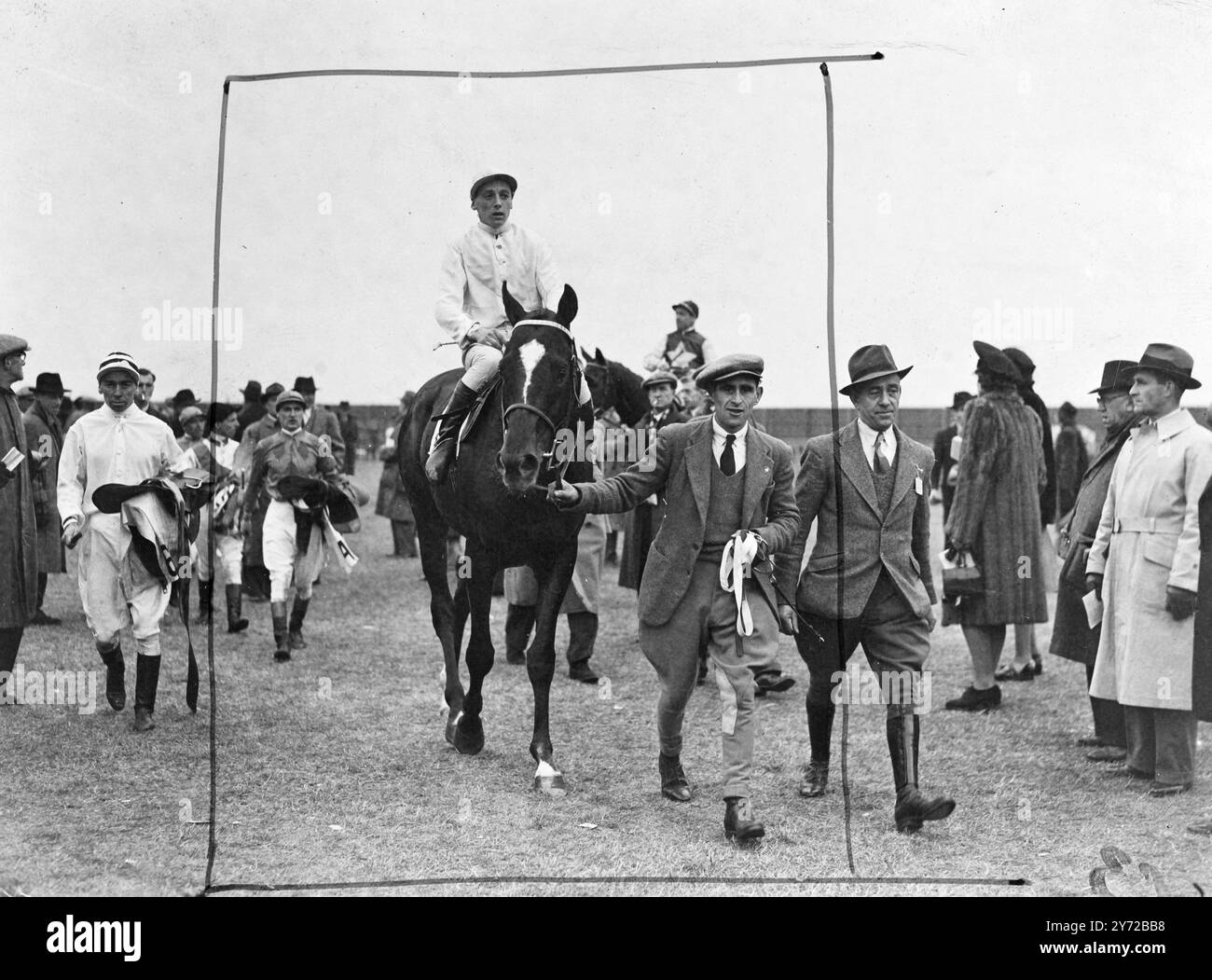 Fairey Fulmar remporte le Cambridgeshire. Fairey Fulmar, âgé de quatre ans, de Mr G A Tachmindji, brillamment monté par l'apprenti T Gosling, a remporté 828-1 victoires dans les Cambridgeshire handicap Stakes, couru sur 1 mile, 1 furlong à Newmarket aujourd'hui (mercredi). Joan's Star de Mr W H Cockerline, avec P Maher en selle, a terminé deuxième avec 100 à 1. La troisième place a été prise par Doug Smith, monté par Mr a a Jacksons Admirals Yarm, qui a commencé à 33 contre 1. Fairey Fulmar est en tête après avoir remporté les Cambridgeshire handicap Stakes à Newmarket aujourd’hui (mercredi). 29 octobre 1947 Banque D'Images