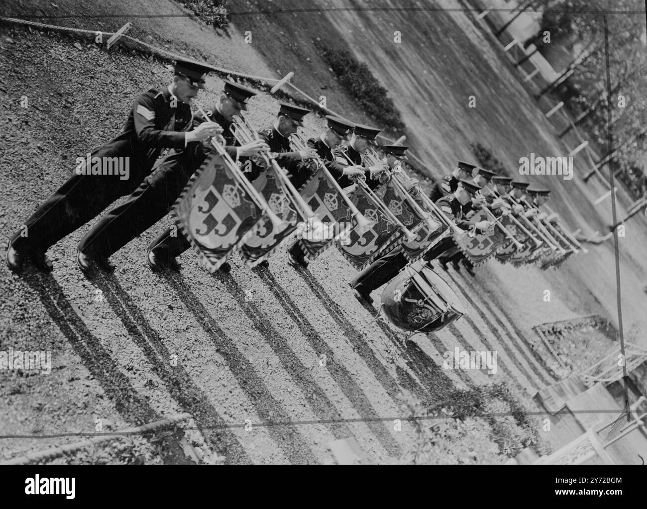 Répétitions fanfare pour le mariage royal. La princesse Elizabeth, qui a elle-même choisi la musique pour son mariage avec le Lt Mountbatten à l'abbaye de Westminster le mois prochain, fera sonner une fanfare de trompettes à l'arrivée du roi et de la mariée à l'abbaye. Cette fanfare, ainsi que deux autres, sonnées pendant le service, ont été composées pour l'occasion par le maître de la musique des rois, Sir Arnold Bax, et seront jouées par des membres de l'École royale militaire de musique. Les trompettistes ont tenu une répétition ce matin. Sous la direction de leur chef d'orchestre, le capitaine M Roberts, directeur de la musique au Kneller Hall, Twickenham, où t Banque D'Images