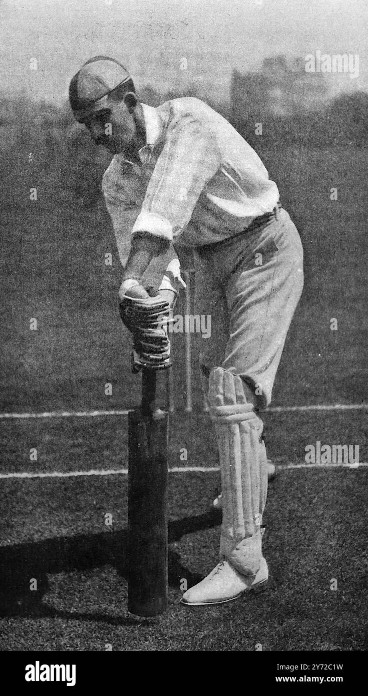 Archive photo sportive : Batting : L. C. H. Palairet jouant la marche avant (Lionel Charles Hamilton Palairet qui a joué pour l'Université d'Oxford et Somerset et, plus tard, en Angleterre). Cette photographie est tirée d'une série de tirages photographiques de joueurs de cricket de l'époque victorienne. Ils ont été publiés en 1897. Beaucoup apparaissent posés, à des fins d'instruction. Banque D'Images