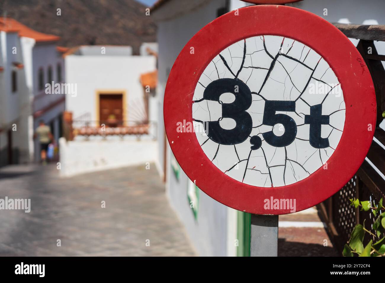 Ancien panneau de signalisation « limite de poids 3,5 t » fissuré Banque D'Images