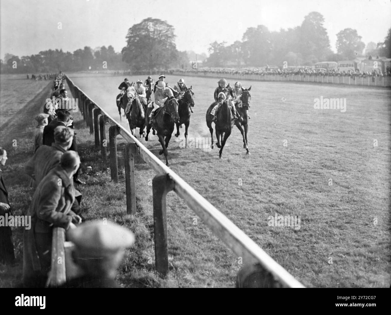 Un pointeur vers le prochain Cesarewitch a été obtenu à Kempton Park cet après-midi, quand une entrée dans la grande course, le Duke of York handicap, a couru plus de 2 miles. Le cheval était Sea Lover, monté par W.H.Carr, une arrivée passionnante a réussi à repousser la forte opposition de High Beacon (d Smith) et Avignon (K. Gethin) qui ont remporté la troisième place. 4 octobre 1947 Banque D'Images