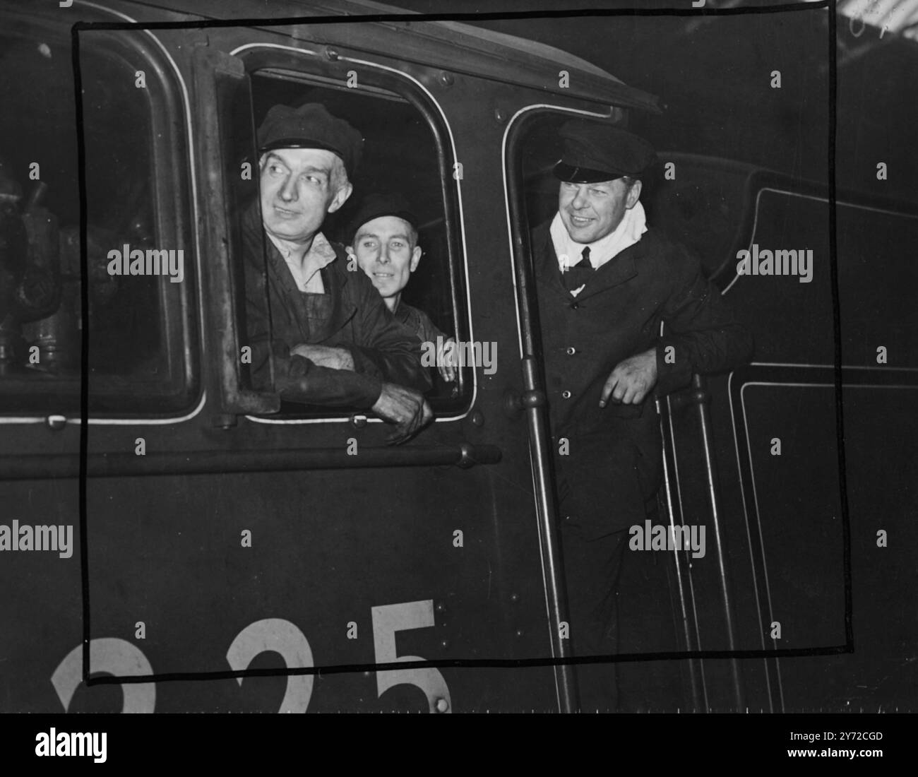 Le Hon. R.A. Balfour, Maître Cutler de Sheffield, a roulé de Sheffield à la gare de Marylebone, Londres, ce matin, sur la plaque de pied du moteur de la L.N.E.R 'Master Cutler' qui était sorti sur son premier au sud. Les images montrent : le Hon. R.A. Balfour (à droite) photographié sur la plaque de pied de leur 'Master Cutler' à l'arrivée à la gare avec le chauffeur S. Taylor (à gauche) et pompiers, T.. Eales, tous deux de Leicester. 6 octobre 1947 Banque D'Images