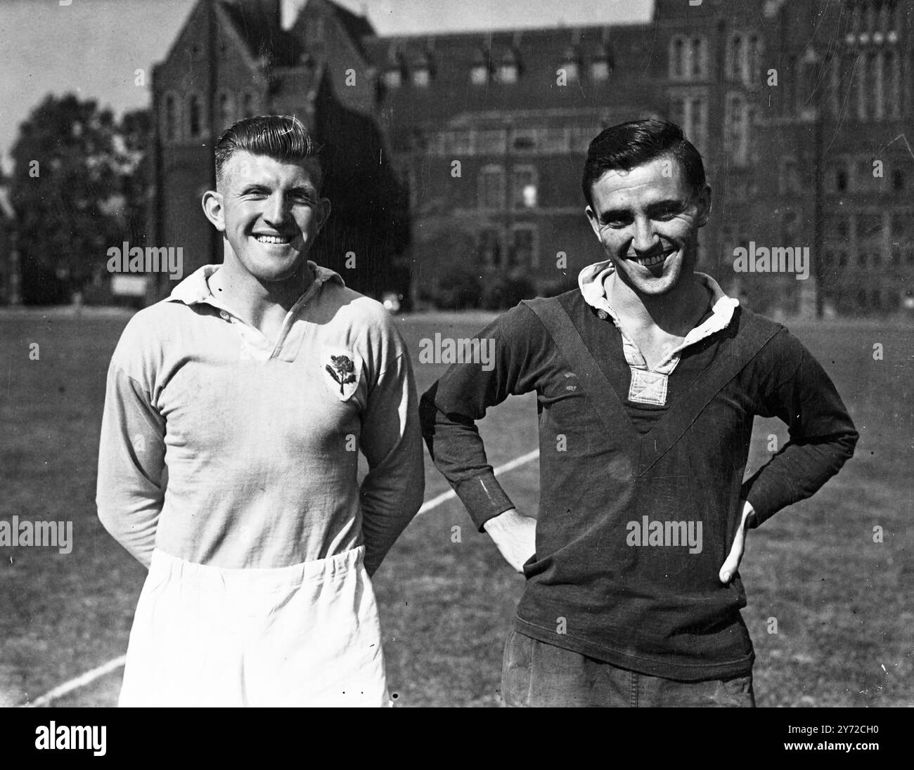 No 26, C. Estes (à gauche) et no 21, C. Windsor, joueurs de l'équipe nationale australienne de rugby à XV des Wallabies. 5 octobre 1947 Banque D'Images