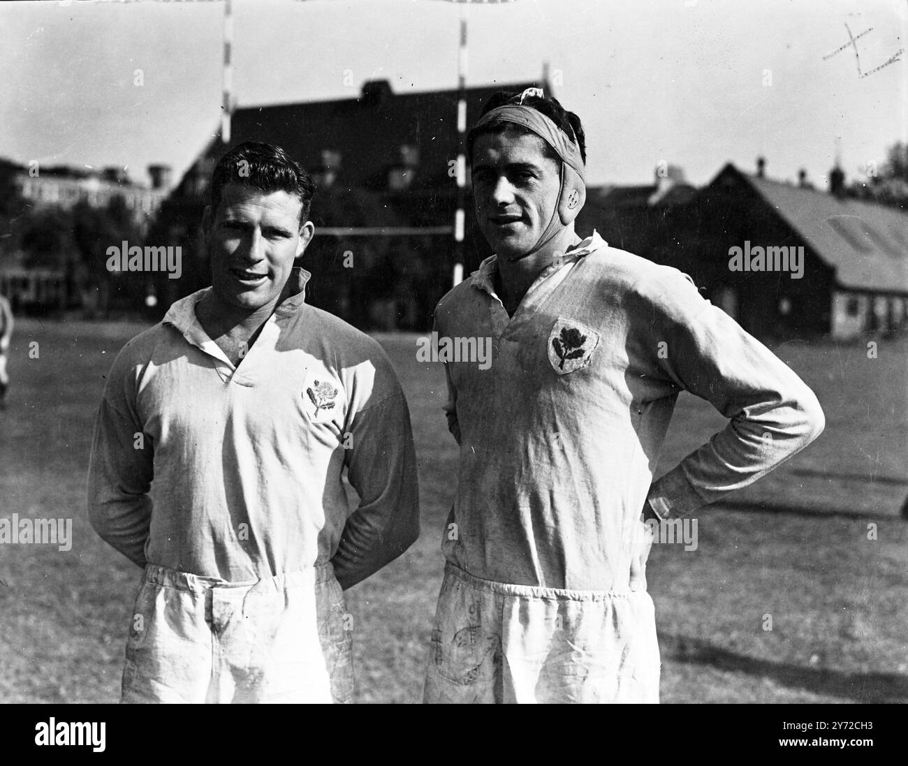 No 28, A. Buchan (à gauche) et no 29, J. Stenmark, joueurs de l'équipe nationale australienne de rugby à XV des Wallabies. 5 octobre 1947 Banque D'Images