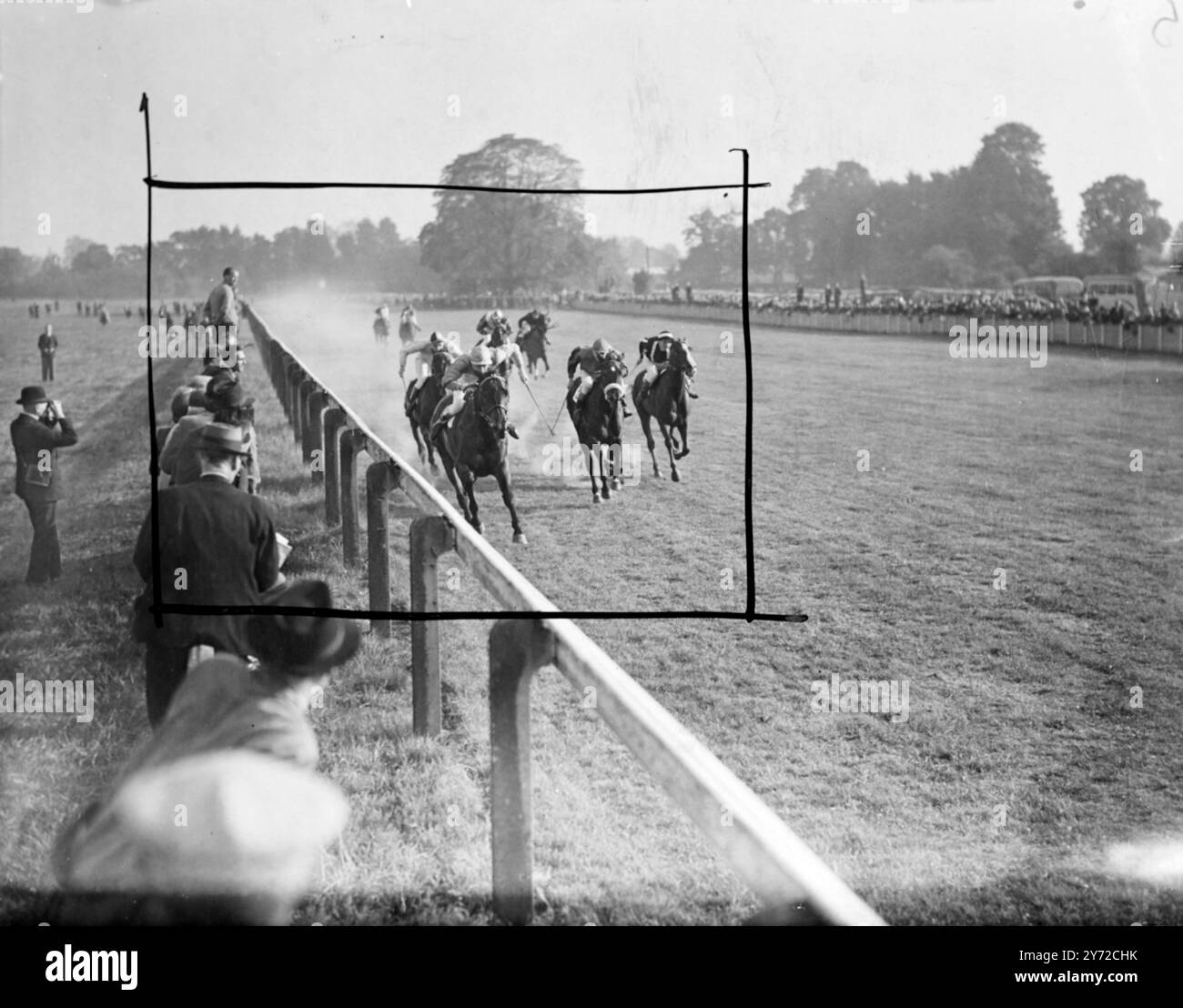 Un pointeur vers le prochain Cesarewitch a été obtenu à Kempton Park cet après-midi, quand une entrée dans la grande course, le Duke of York handicap, a couru plus de 2 miles. Le cheval était Sea Lover, monté par W.H.Carr, une arrivée passionnante a réussi à repousser la forte opposition de High Beacon (d Smith) et Avignon (K. Gethin) qui ont remporté la troisième place. 4 octobre 1947 Banque D'Images