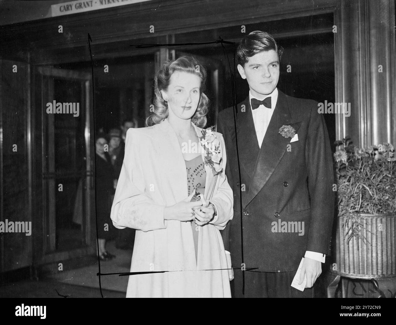 Les étoiles étaient dehors ce soir. Il y avait une foule énorme à Leicester Square ce soir (jeudi) pour regarder des stars de cinéma américaines et britanniques arriver au théâtre Odéon pour la première de 'Ivy'. Le film, une production internationale universelle, met en scène Joan Fontaine, Herbert Marshall, Richard Ney et Patric Knowles. Des spectacles de photos, Anne Crawford, portait un manteau blanc avec des corsages roses sur une robe à paillettes lors de la première de ce soir. 25 septembre 1947 Banque D'Images