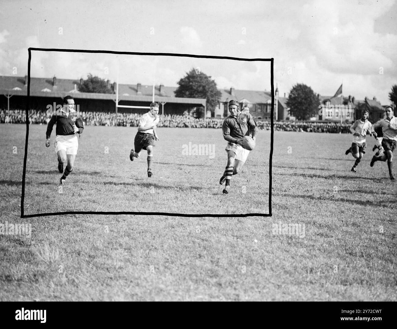 Les 'Wallabies' entrent dans leur foulée. Il semble que les 'Wallabies', l'équipe australienne de rugby en tournée dans ce pays, soient maintenant bien dans leur foulée grâce à l'excellente façon dont ils ont couru à travers les défenses de l'équipe combinée du Gloucestershire, Somerset lors de leur match à Gloucester samedi dernier. Le match se termine avec le Gloucestershire et le Somerset, marquant seulement huit points contre les Australiens. 30. En photo, Terry MacBride, l'ailier gauche australien, franchit la défense des adversaires lors du match de samedi à Gloucester entre une équipe combinée du Gloucestershire et du S. Banque D'Images