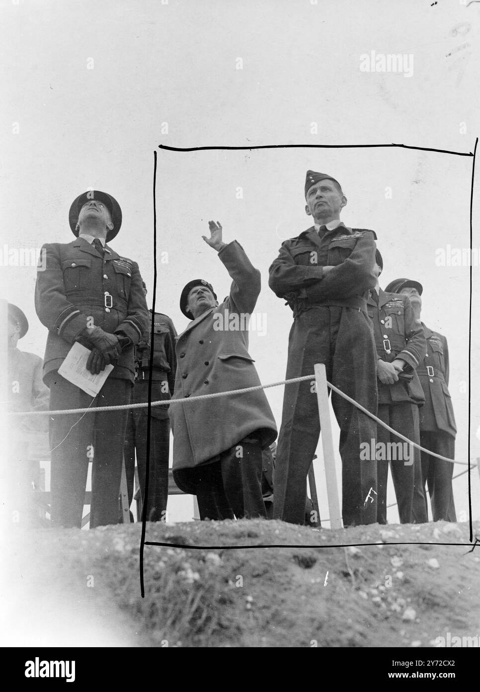 Les premières manœuvres aéroportées à avoir lieu en Grande-Bretagne depuis le début de la guerre à Netheravon, Wilts, aujourd'hui (lundi). Connue sous le nom d'exercice 'Longstop', l'opération comprend le largage d'environ 700 parachutistes lors d'un assaut initial. Des planeurs, plus de troupes de parachute et des jeeps parachutées et six fondateurs seront largués pour les soutenir. Trois bataillons participent, deux, et la première phase de parachute et de planeur, la troisième, avec des bras de soutien, arrive par avion lorsque l'aérodrome est solidement tenu. Photos, maréchal de la RAF Lord Tedder, chef d'état-major de l'Air avec le maréchal vicomte M. Banque D'Images