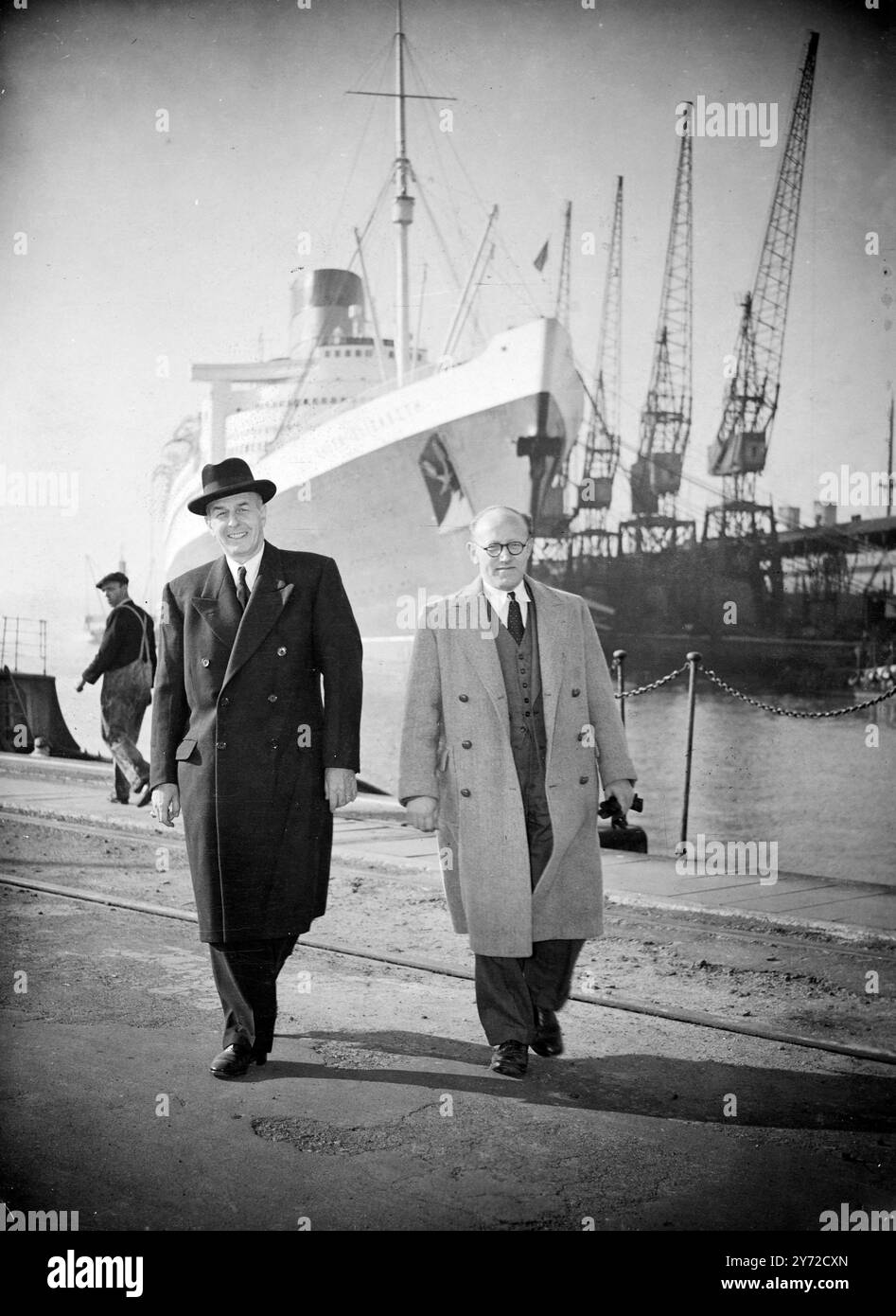 Philco directeur ici des Etats-Unis. Un passager à bord du «Queen Elizabeth», amarré à Southampton hier soir (mercredi) en provenance de New York, était M. Richards W Cotton, un directeur de Philco. Il a été accueilli à son arrivée par M. Linton, également de Philco. Photos, M. Richards W Cotton (à gauche, dans un manteau foncé), photographié avec M. Linton, après son arrivée à Southampton par 'Queen Elizabeth' de New York. 24 septembre 1947. Banque D'Images