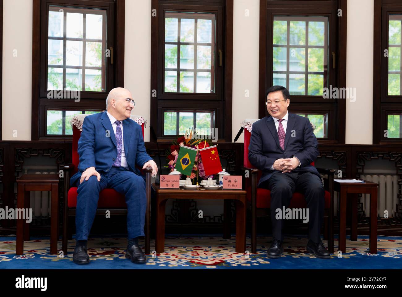 Pékin, Chine. 27 septembre 2024. Le président de l'agence de presse Xinhua, Fu Hua, rencontre l'ambassadeur brésilien en Chine, Marcos Galvao, à Pékin, capitale de la Chine, le 27 septembre 2024. Crédit : Huang Jingwen/Xinhua/Alamy Live News Banque D'Images