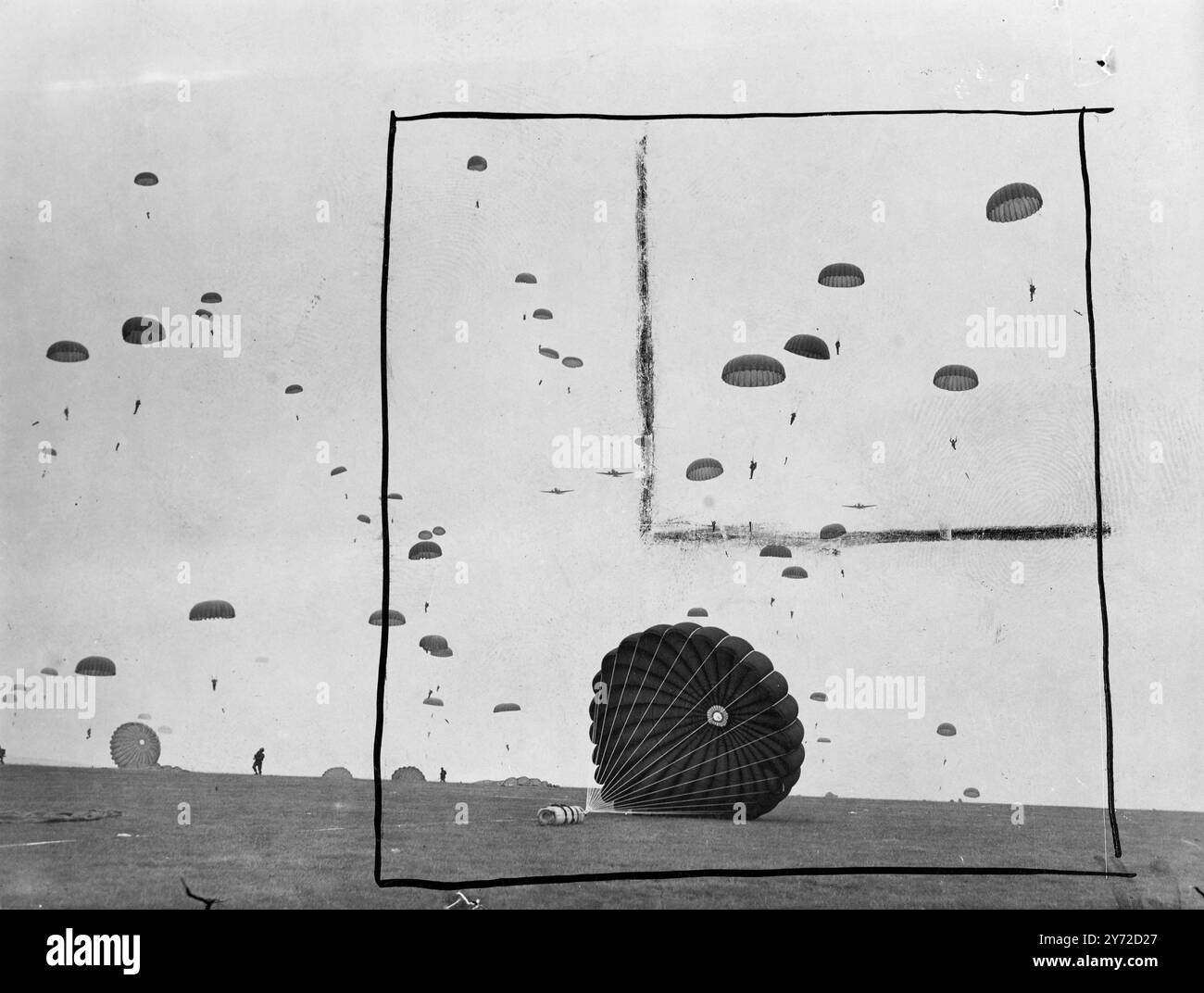 Les premières manœuvres aéroportées à avoir lieu en Grande-Bretagne depuis le début de la guerre à Netheravon, Wilts, aujourd'hui (lundi). Connue sous le nom d'exercice 'Longstop', l'opération comprend le largage d'environ 700 parachutistes lors d'un assaut initial. Des planeurs, plus de troupes de parachute et des jeeps parachutées et six fondateurs seront largués pour les soutenir. Trois bataillons participent, deux, et la première phase de parachute et de planeur, la troisième, avec des bras de soutien, arrive par avion lorsque l'aérodrome est solidement tenu. Spectacles de photos, hommes et fournitures, largués par les avions DC 3 Dakota, foule, le ciel Wilts pendant e Banque D'Images