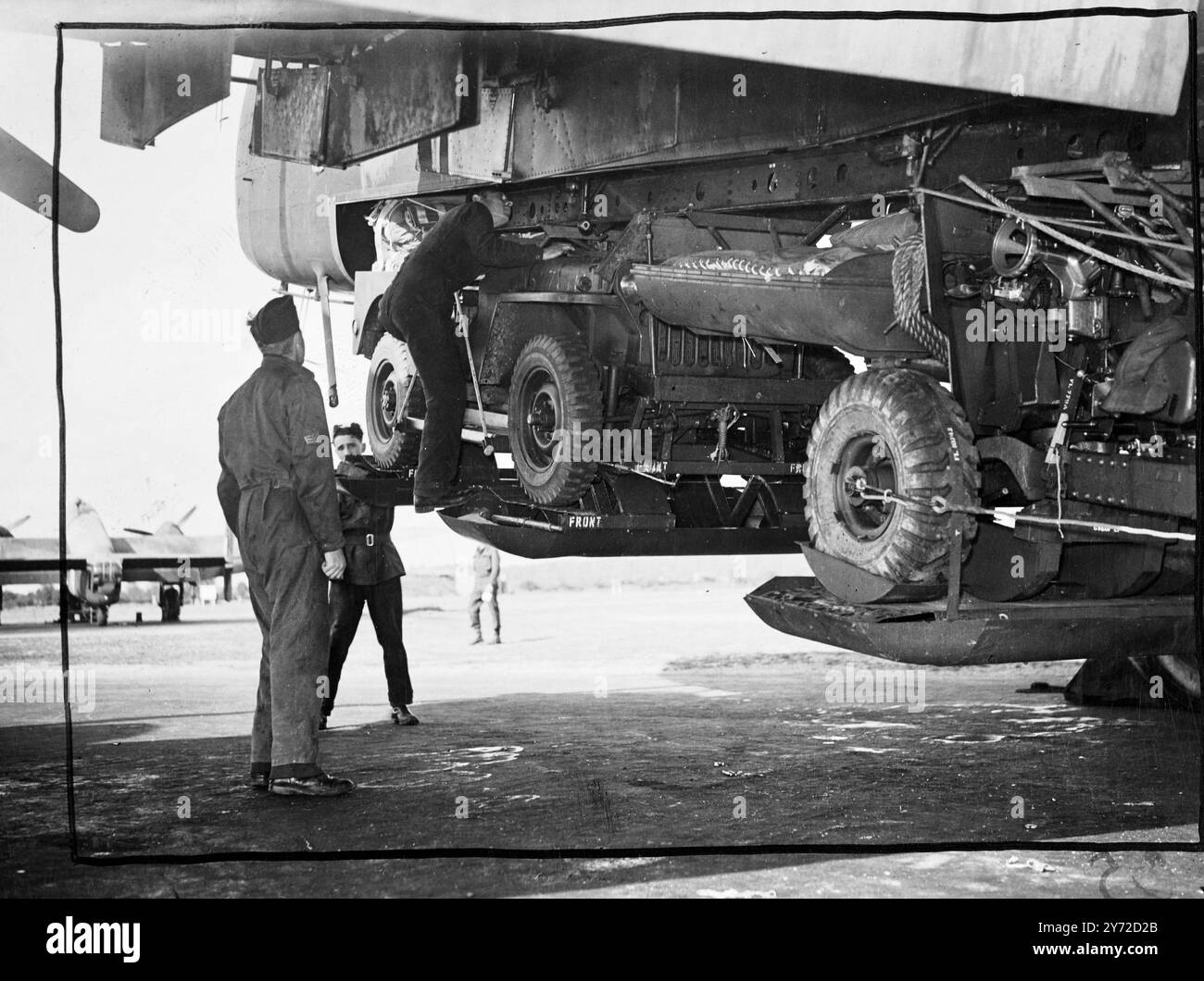 Les premières manœuvres aéroportées à avoir lieu en Grande-Bretagne depuis le début de la guerre à Netheravon, Wilts, aujourd'hui (lundi). Connue sous le nom d'exercice 'Longstop', l'opération comprend le largage d'environ 700 parachutistes lors d'un assaut initial. Des planeurs, plus de troupes de parachute et des jeeps parachutées et six fondateurs seront largués pour les soutenir. Trois bataillons participent, deux, et la première phase de parachute et de planeur, la troisième, avec des bras de soutien, arrive par avion lorsque l'aérodrome est solidement tenu. Spectacles de photos, une partie de l'exercice comprend le largage en parachute de jeeps et six livres Banque D'Images