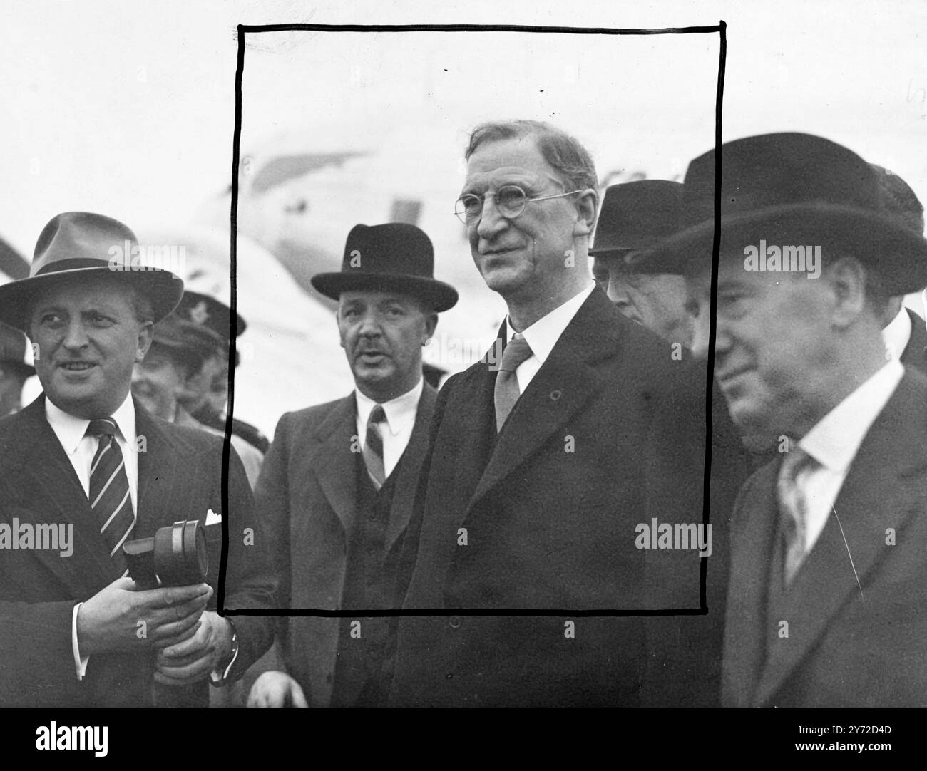 M. de Valera, premier ministre d'Eireann, Frank Aiken, ministre des Finances, et M. Sean Lemass, vice-premier ministre, sont arrivés ce matin à Northolt par avion en provenance de Dublin, pour d'importantes négociations commerciales entre Anglo-Eireann avec le ministre britannique. Il s'agit de la première visite de M. de Valera depuis 1938 et elle sera brève, car il devrait se rendre demain à Paris pour les pourparlers du plan Marshall. L'importance de ces pourparlers est soulignée par le fait que l'Eire souhaite vendre davantage d'œufs, de beurre, de bacon, de pommes de terre, de jambon et de volaille, les matières premières, dont la Grande-Bretagne a besoin. En retour, la Grande-Bretagne peut aider en intensifiant ses exportations de c Banque D'Images