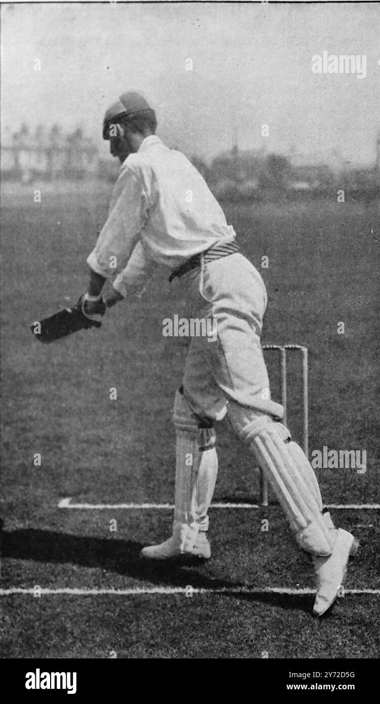 Photo sportive d'archives : Batting : L. C. H. Palairet jouant le coup de coupe (Lionel Charles Hamilton Palairet qui a joué pour l'Université d'Oxford et Somerset et, plus tard, en Angleterre). Cette photographie est tirée d'une série de tirages photographiques de joueurs de cricket de l'époque victorienne. Ils ont été publiés en 1897. Beaucoup apparaissent posés, à des fins d'instruction. Banque D'Images