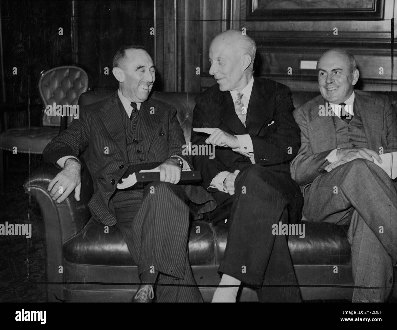Les banquiers internationaux rencontrent la presse. M. Camille Gutt, directeur général du Fonds monétaire international, et M. John McCloy, président de la Banque internationale pour la reconstruction et le développement, ont tenu une conférence de presse à l'institution des ingénieurs civils, Great George Street, ce matin (mercredi). Ils ont été présentés par le très honorable Hugh Dalton, en sa qualité de président des conseils des gouverneurs du Fonds et de la Banque, dont les réunions annuelles s'ouvrent demain à Londres. Photos montrent, de gauche à droite, M. Camille Gutt, le très honorable Hugh Dalton et M. John J McCloy, photographiés à la presse Banque D'Images