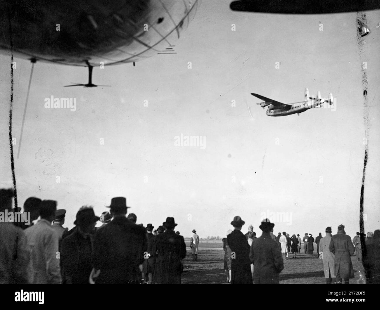 Un avion Avro York - similaire à celui représenté ici s'est écrasé aujourd'hui alors qu'il décollait de Malte pour ramener les troupes britanniques en Grande-Bretagne. On craint que les 45 militaires et les cinq membres d'équipage à bord aient tous été tués. L'avion affrété par Scottish Airlines, devait se faire à Stanstead, Essex, ce soir. 10 février 1946 Banque D'Images