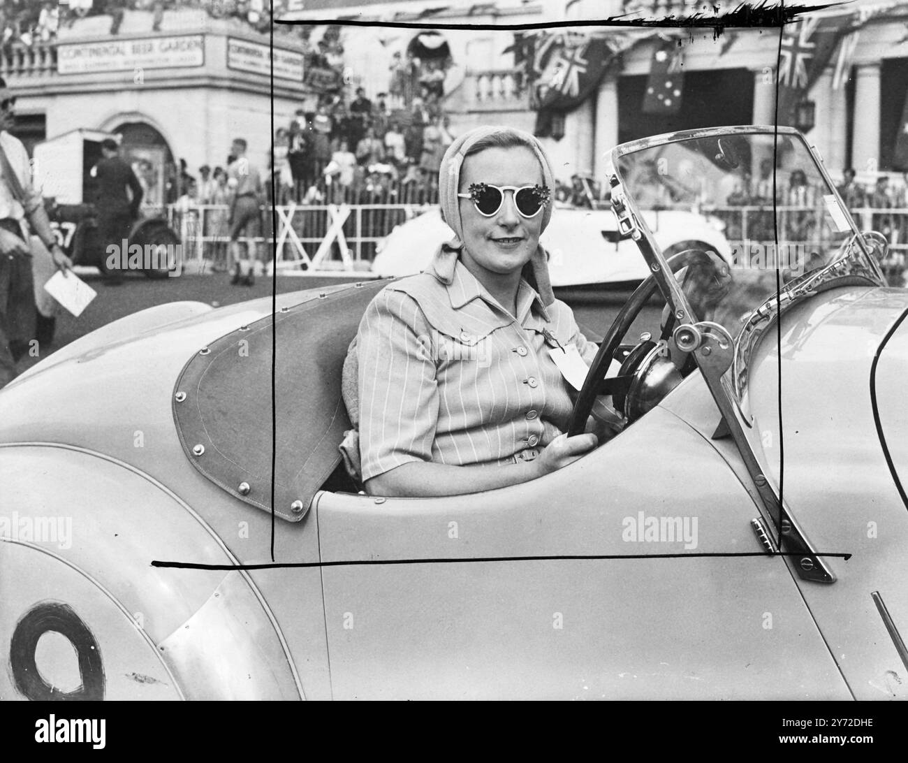 Mme E. Allard a apporté une touche de féminité dans un sport presque complètement masculin à Brighton aujourd'hui. Conduisant une Allard de 3622 c.c dans les essais internationaux de vitesse, elle portait une paire de lunettes de soleil décorées de petites fleurs. Elle a été classée deuxième dans les épreuves dames pour les voitures de sport standard illimitées. 1er septembre 1947 Banque D'Images