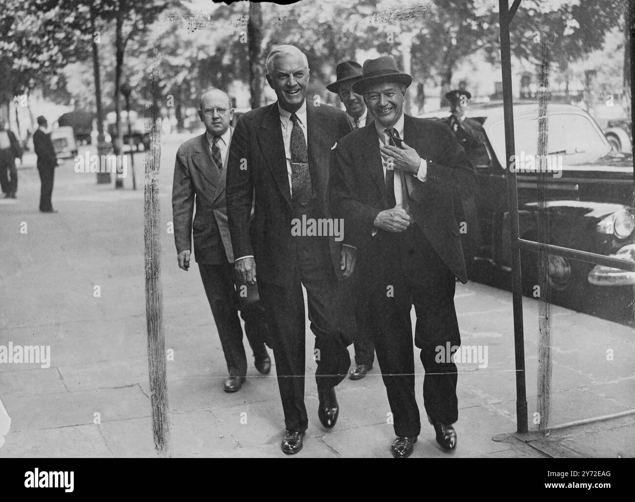 M. William Clayton, U. Le sous-secrétaire d'État aux Affaires économiques, qui est arrivé à Londres par avion en provenance de Paris en début d'après-midi, a rencontré Sir Stafford Cripps, président de la Chambre de commerce, pour des discussions sur la situation du dollar, à la Chambre de commerce, à Londres plus tard aujourd'hui. M. Clayton était accompagné de M. Lewis Douglas, ambassadeur américain, lors des entretiens auxquels ont participé M. Harold Wilson, secrétaire au commerce outre-mer et chef de file des États-Unis K délégation aux réunions de l'Organisation internationale du commerce à Genève. 20 avril 1947 Banque D'Images