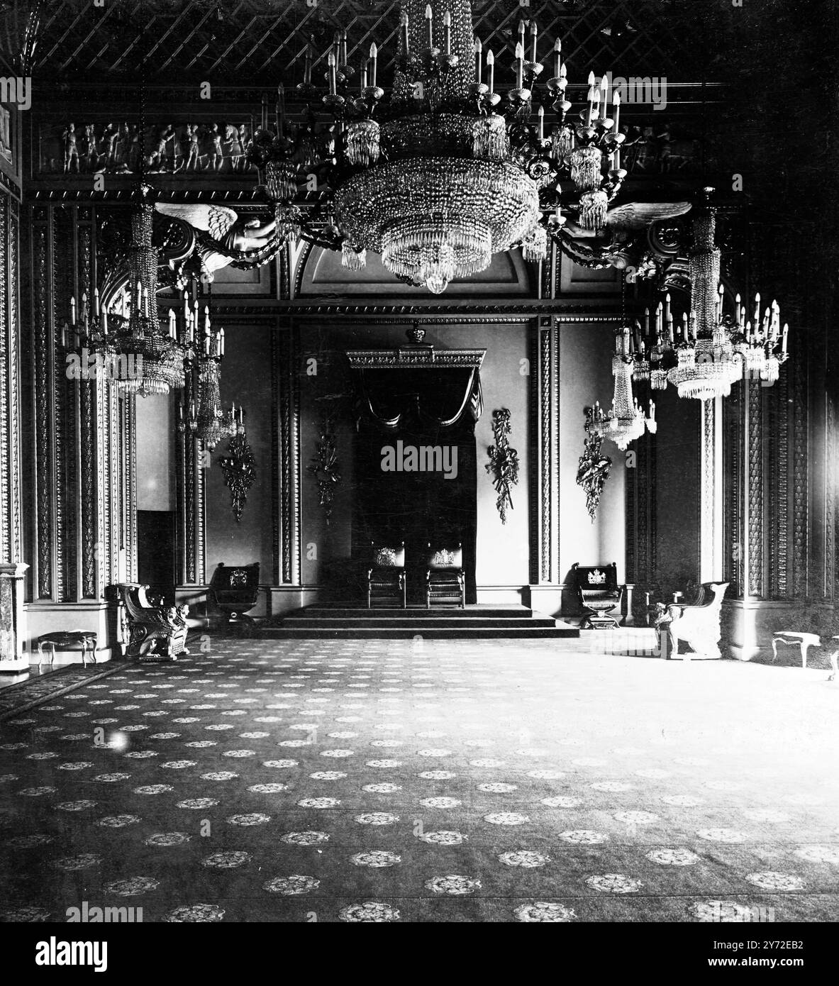 Bien que l'aspect extérieur du palais de Buckingham ait été grandement amélioré au cours des 30 dernières années, il donne encore peu d'indication de la splendeur et de la dignité à l'intérieur. Selon une estimation prudente, les meubles, les tableaux, les tapisseries et les accessoires de la maison londonienne du roi ne peuvent pas valoir moins de 4 millions de livres sterling. Le palais a été construit il y a un peu plus de 120 ans par la rénovation de la maison Buckingham, et comme il se présente maintenant peut être approximativement divisé en 4 sections - les appartements d'état, les appartements semi-état, les appartements de ménage, et les appartements privés. Images : la salle du trône, plus de 60 Banque D'Images