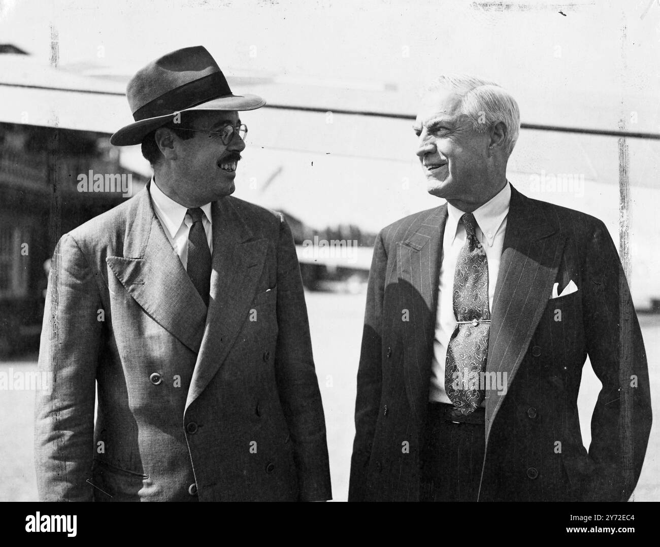 M. William Clayton, sous-secrétaire économique américain, est arrivé à l'aéroport Hendon de Paris aujourd'hui, les pourparlers immédiats avec Sir Stafford Cripps, président de la chambre de commerce, il revenait de ses vacances en Cornouailles que la réunion. M. Clayton a assisté aux réunions de l'organisation internationale du commerce à Genève, et on pense qu'il affrontera Sir Stafford avec le choix de réduire encore le 5 mai la préférence impériale en échange d'un allégement du dollar, ou de compter pour l'avenir sur les loyautés et les marchés de l'Empire. 20 août 1947 Banque D'Images