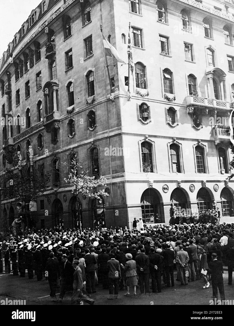 L'extrémité ouest d'Aldwych devant India House, Londres, a présenté une scène gay sous le soleil d'été a presque tous les Hindous de Londres réunis pour regarder le drapeau de la nouvelle domination de l'Inde cassé de son mât sur le bâtiment. Le drapeau qui a flotté pour rejoindre l'Union Jack sur deux mâts au coin de India House, est de safran, blanc et vert avec la roue bleue d'Osaka, symbole de la grandeur antique de l'Inde, arborée au centre. Parmi les personnalités présentes à la cérémonie, M. Herbert Morrison, M. A.V. Alexander - Ministre de la Défense, Lord Pethick-Lawrence et le doyen de Cante Banque D'Images